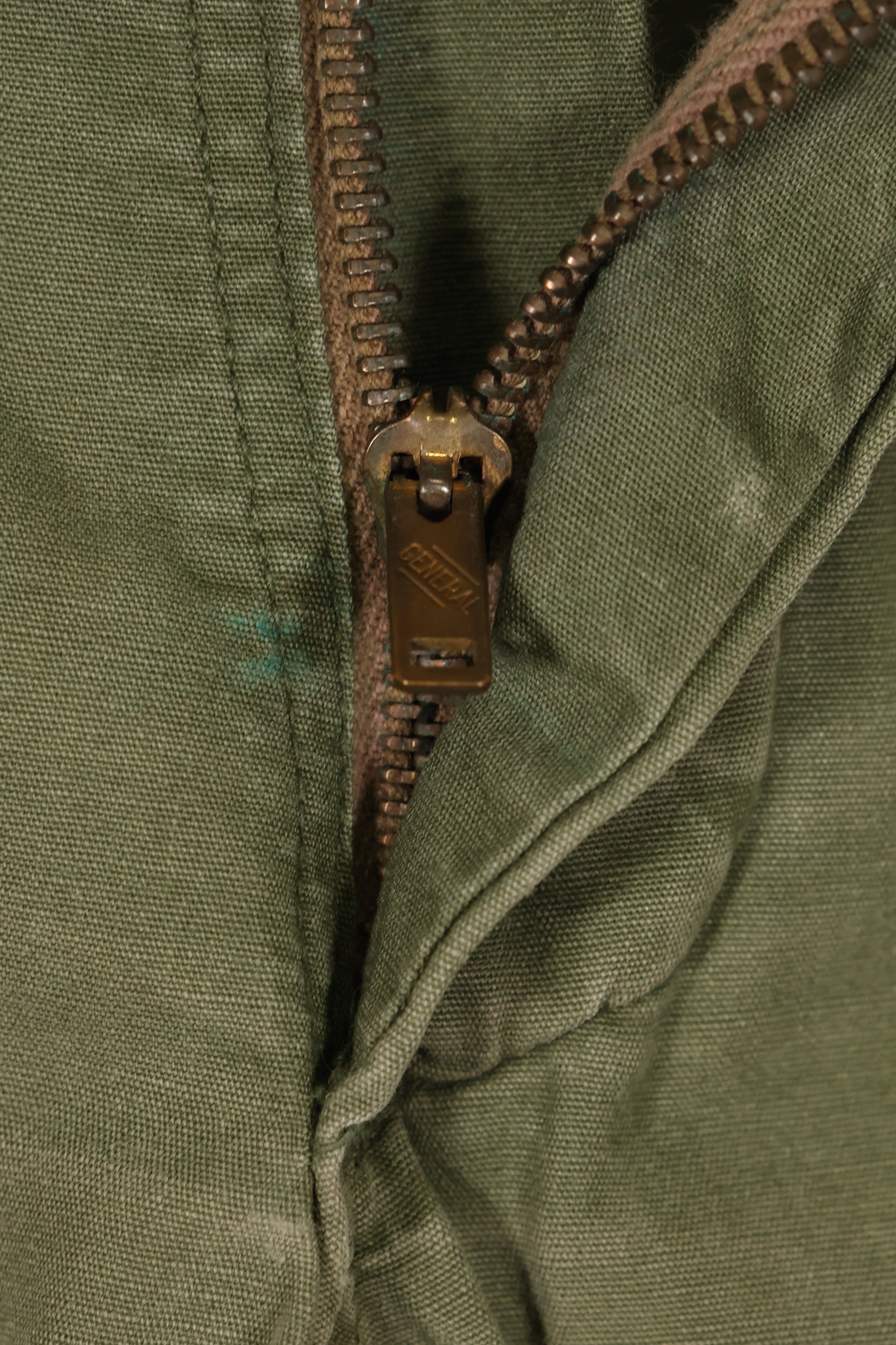 20 世纪 60 年代末美国陆军 OG-107 实用长裤，采用府绸面料制成，已使用过。