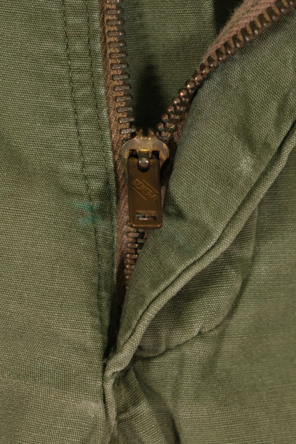 20 世纪 60 年代末美国陆军 OG-107 实用长裤，采用府绸面料制成，已使用过。