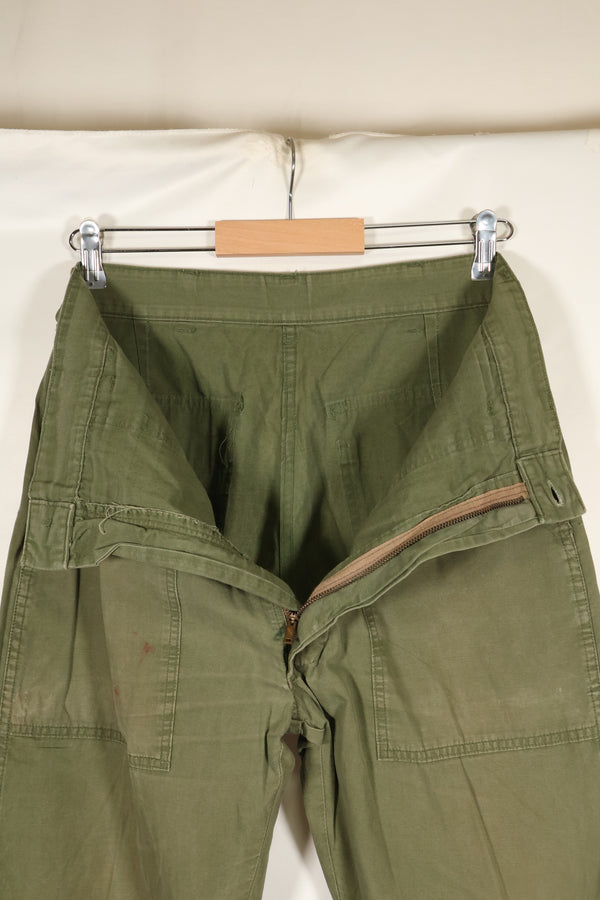 20 世纪 60 年代末美国陆军 OG-107 实用长裤，采用府绸面料制成，已使用过。