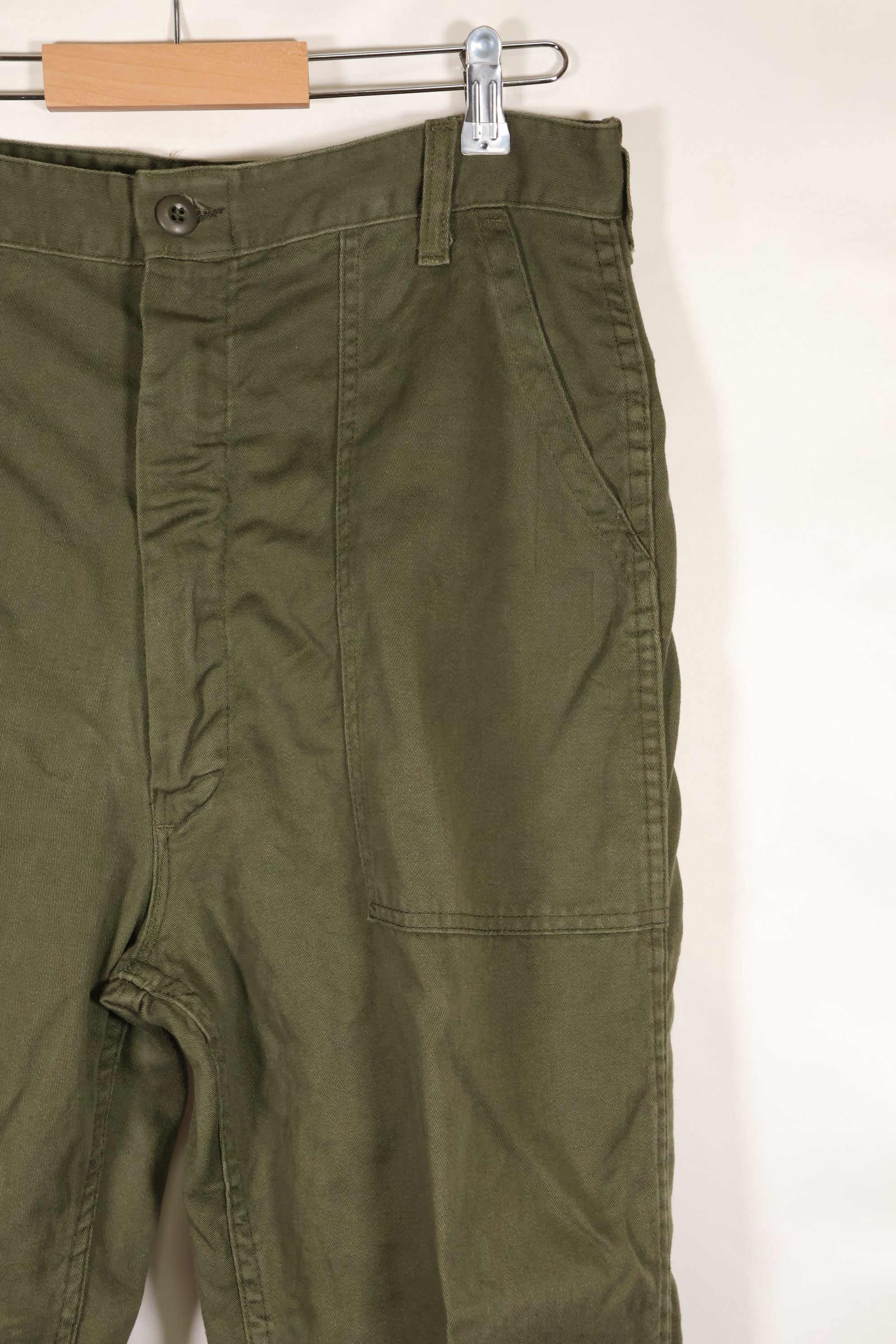 20 世纪 60-70 年代末的一批物品，推测为 PX 物品 36 x 32 OG-107 实用长裤 贝克裤，使用过。