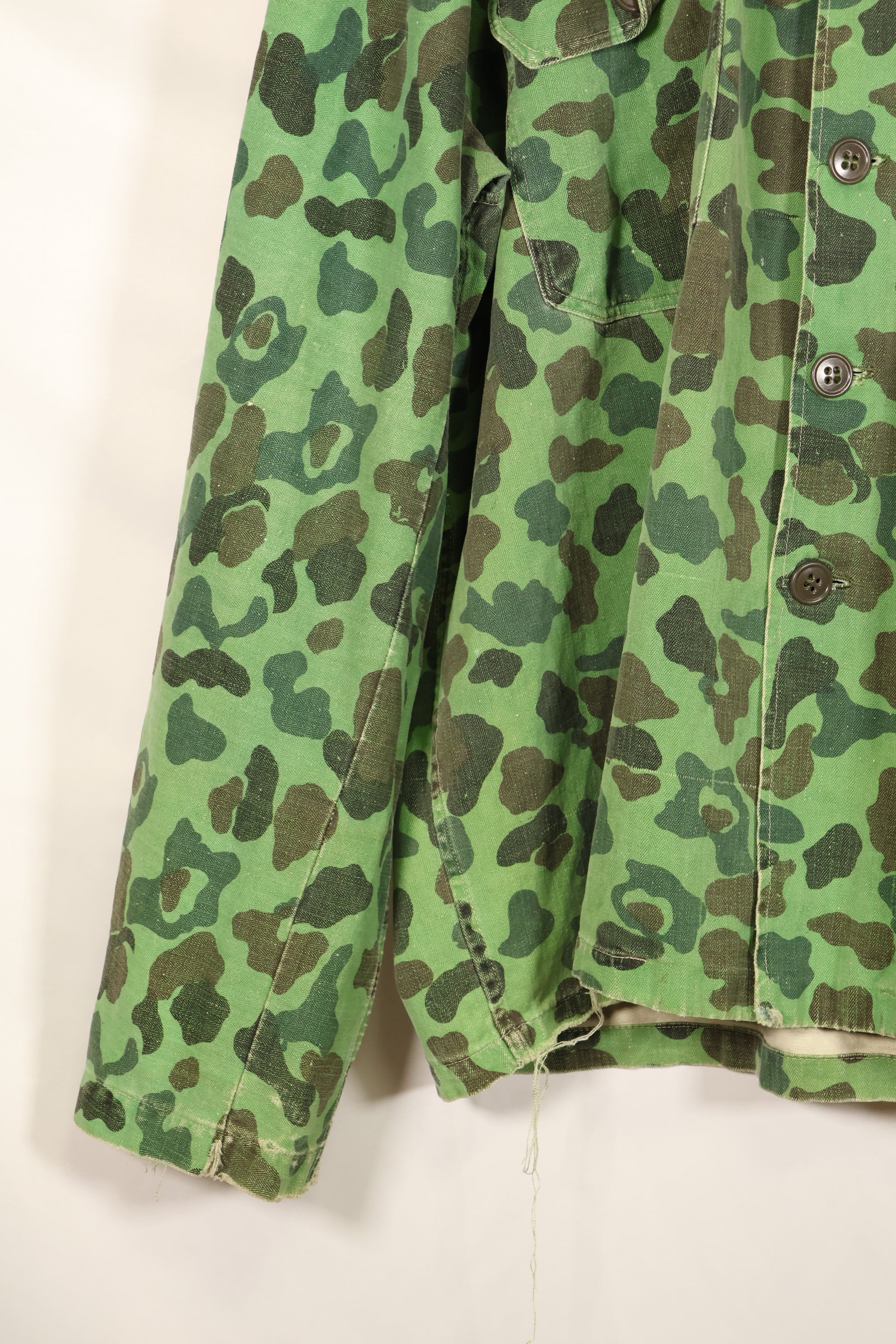 20 世纪 60 年代末-70 年代初美国海军顾问衬衫，蛙皮迷彩，当地采购，二手货。