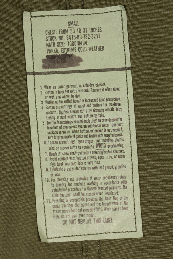 多个年龄段的批量 M65 野战派克大衣鱼尾派克大衣，状况良好，使用过。