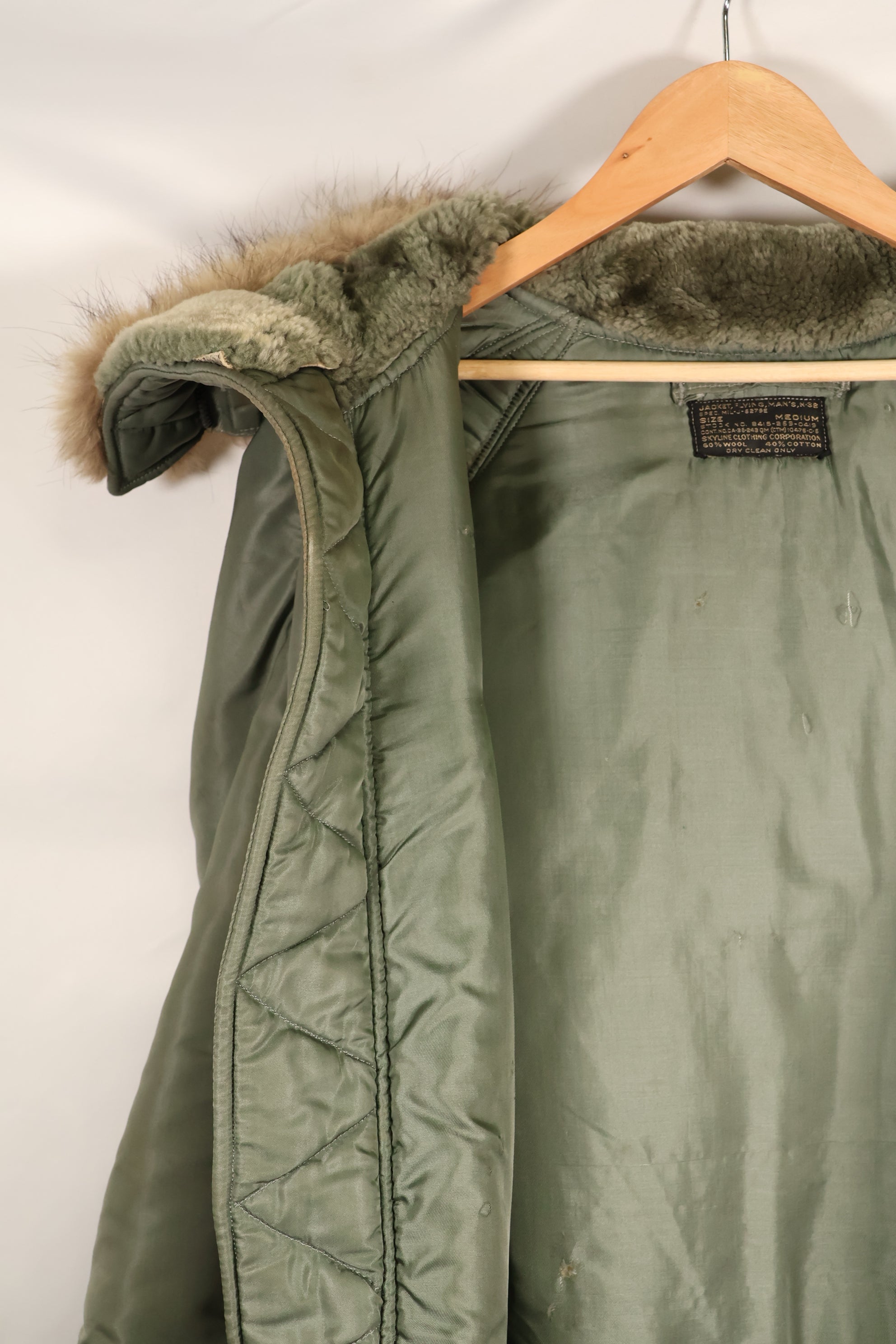 20 世纪 50 年代末 - 60 年代初 中号美国空军美国空军 N3-B 飞行夹克，使用过。