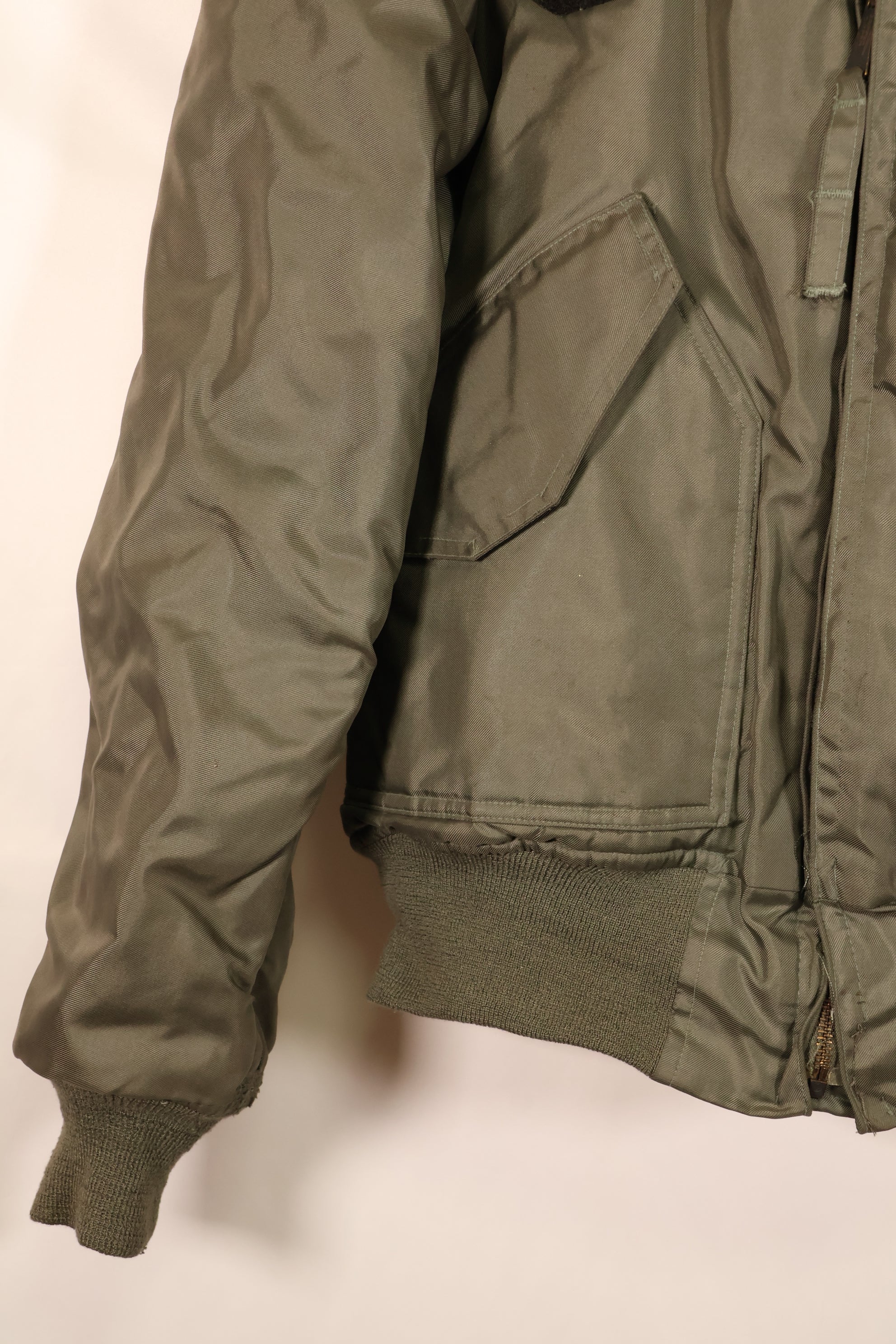 1990年契約　MEDIUM　CWU-45P　高高度フライトジャケット　陸軍パッチ付き　中古品