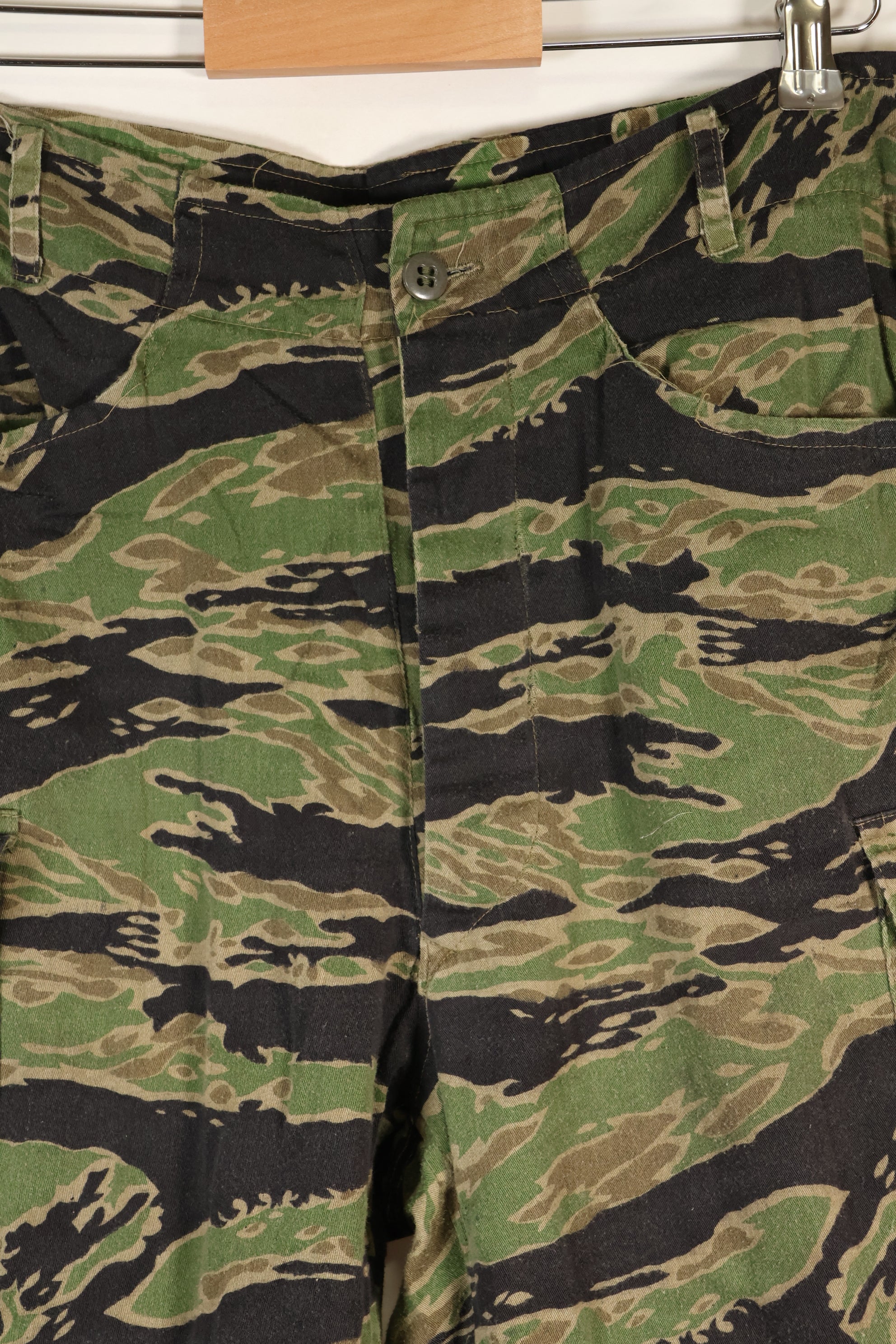 20 世纪 60-70 年代泰勒晚期战争虎纹大号长裤，二手。