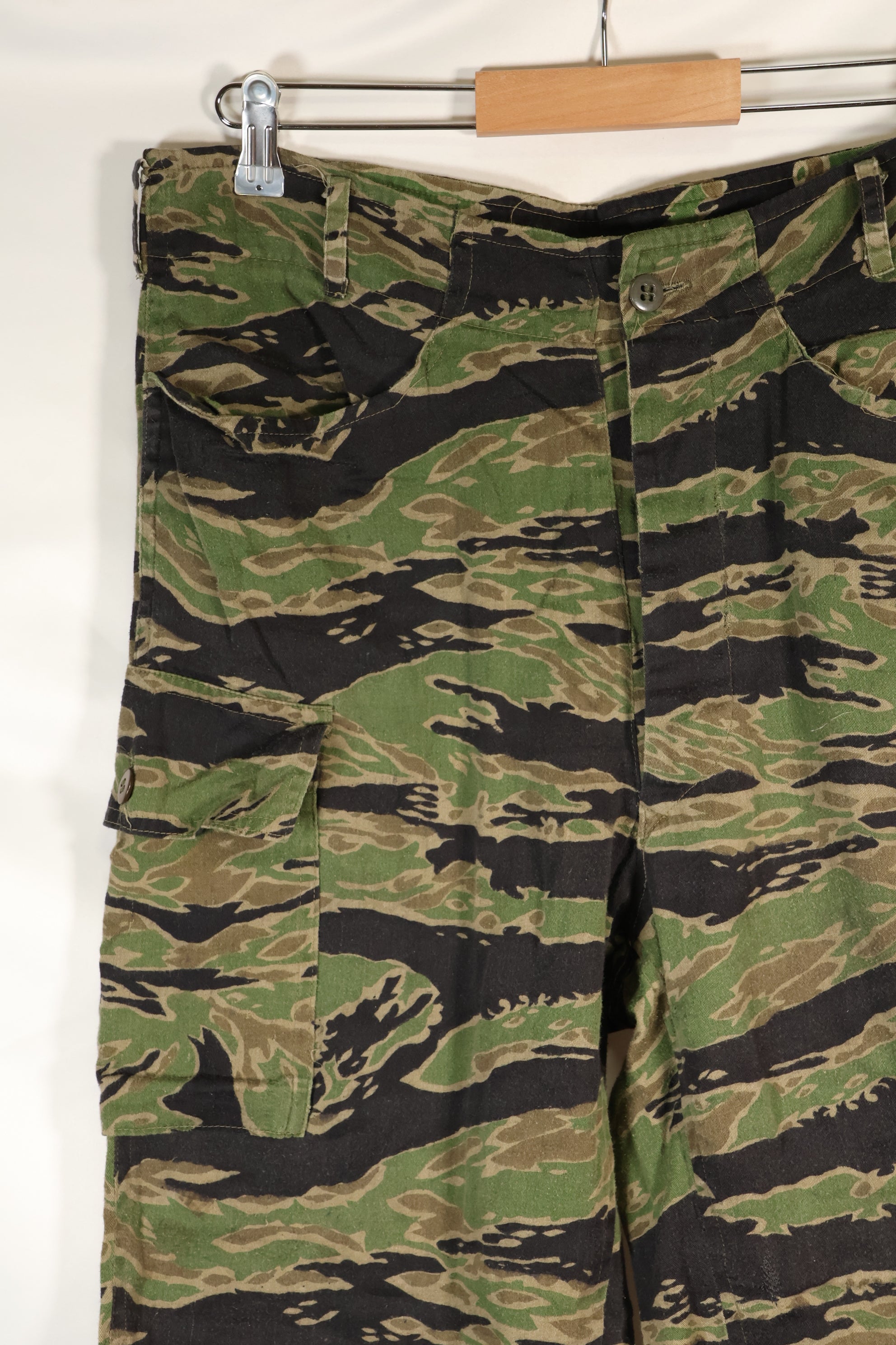 20 世纪 60-70 年代泰勒晚期战争虎纹大号长裤，二手。