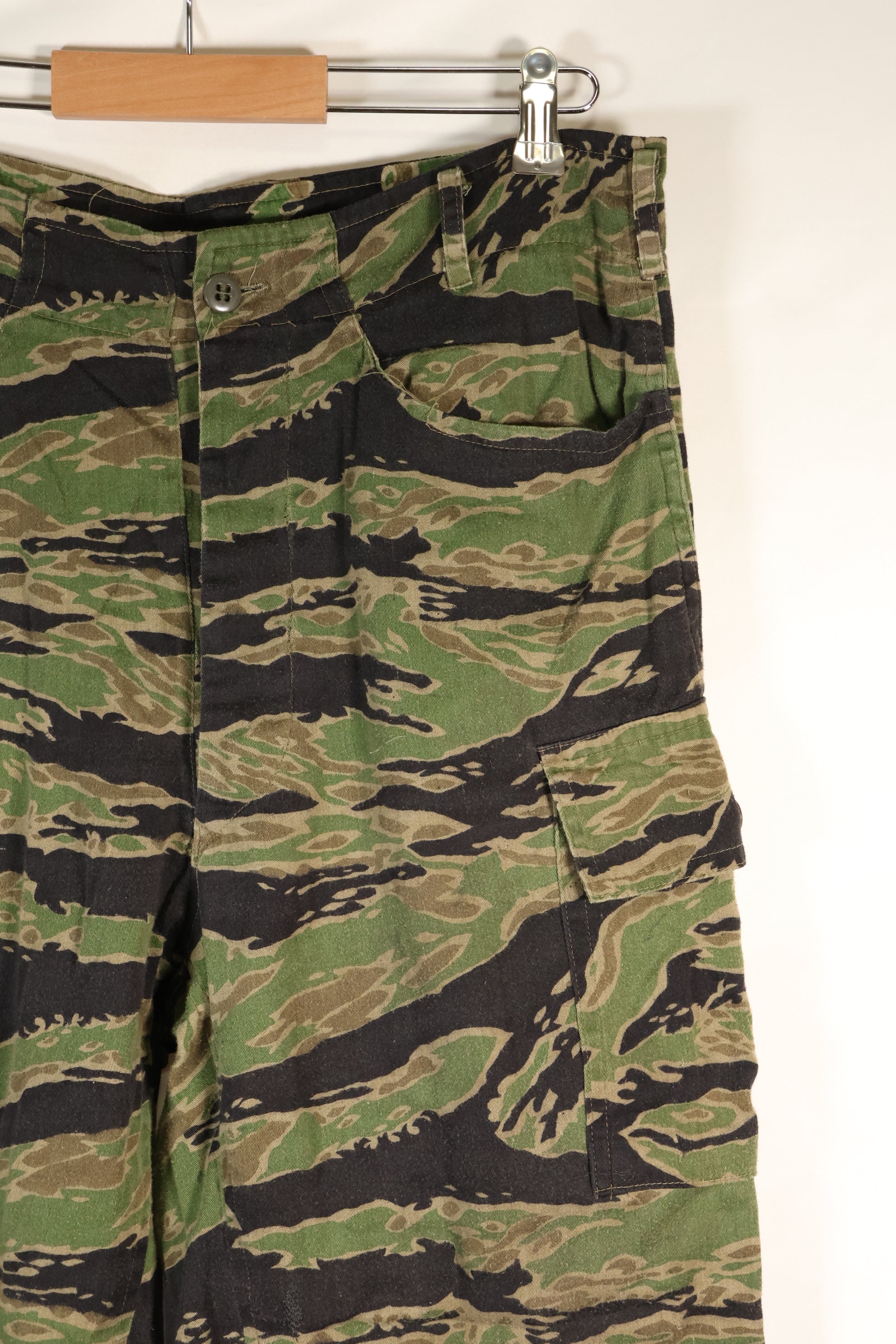 20 世纪 60-70 年代泰勒晚期战争虎纹大号长裤，二手。