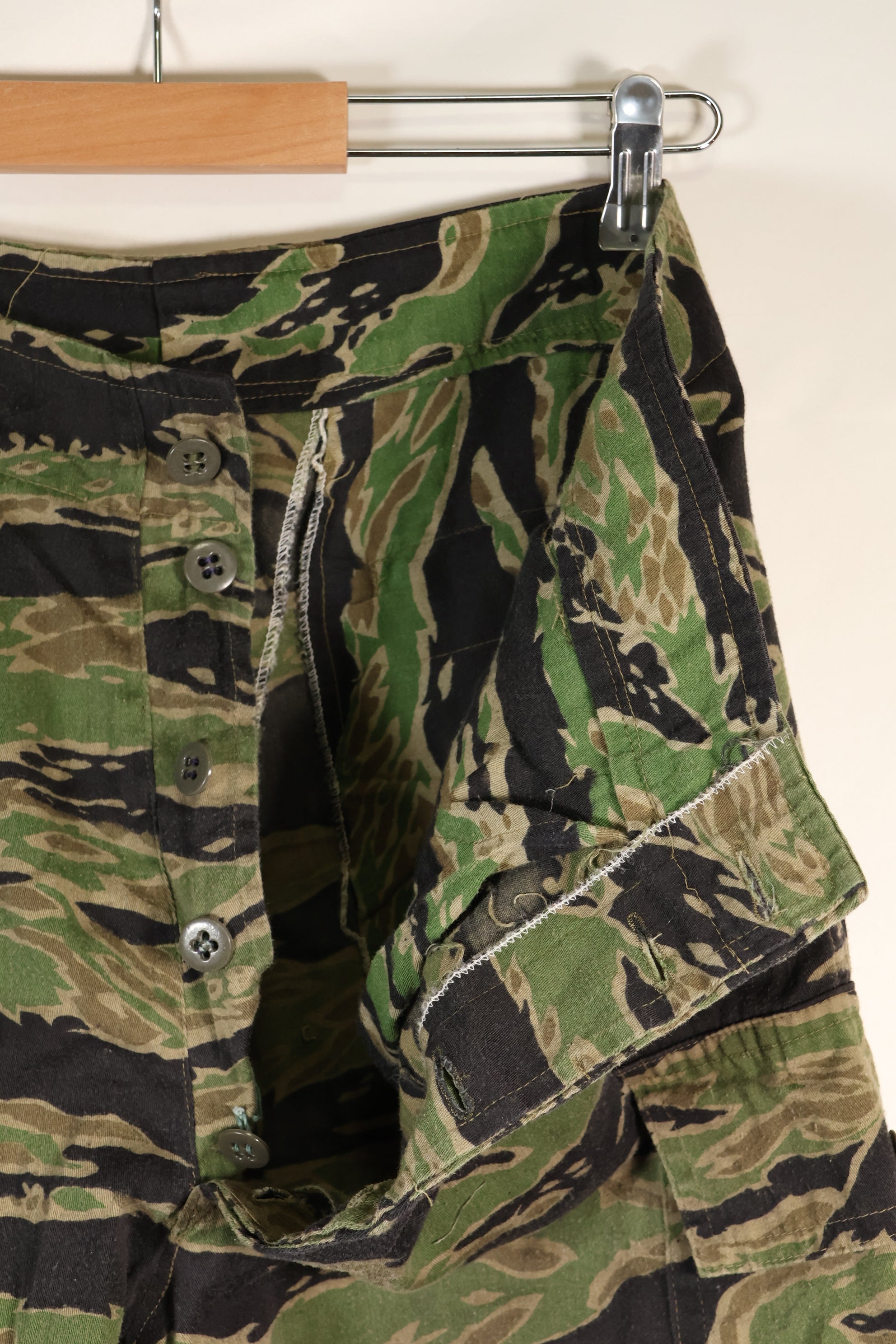 20 世纪 60-70 年代泰勒晚期战争虎纹大号长裤，二手。