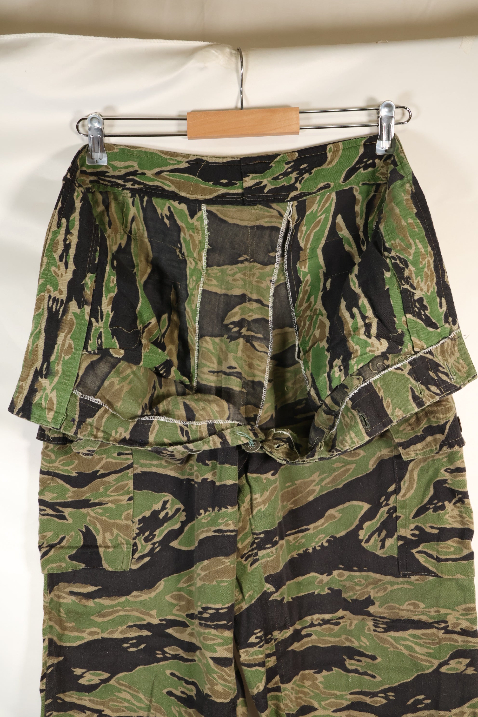 20 世纪 60-70 年代泰勒晚期战争虎纹大号长裤，二手。