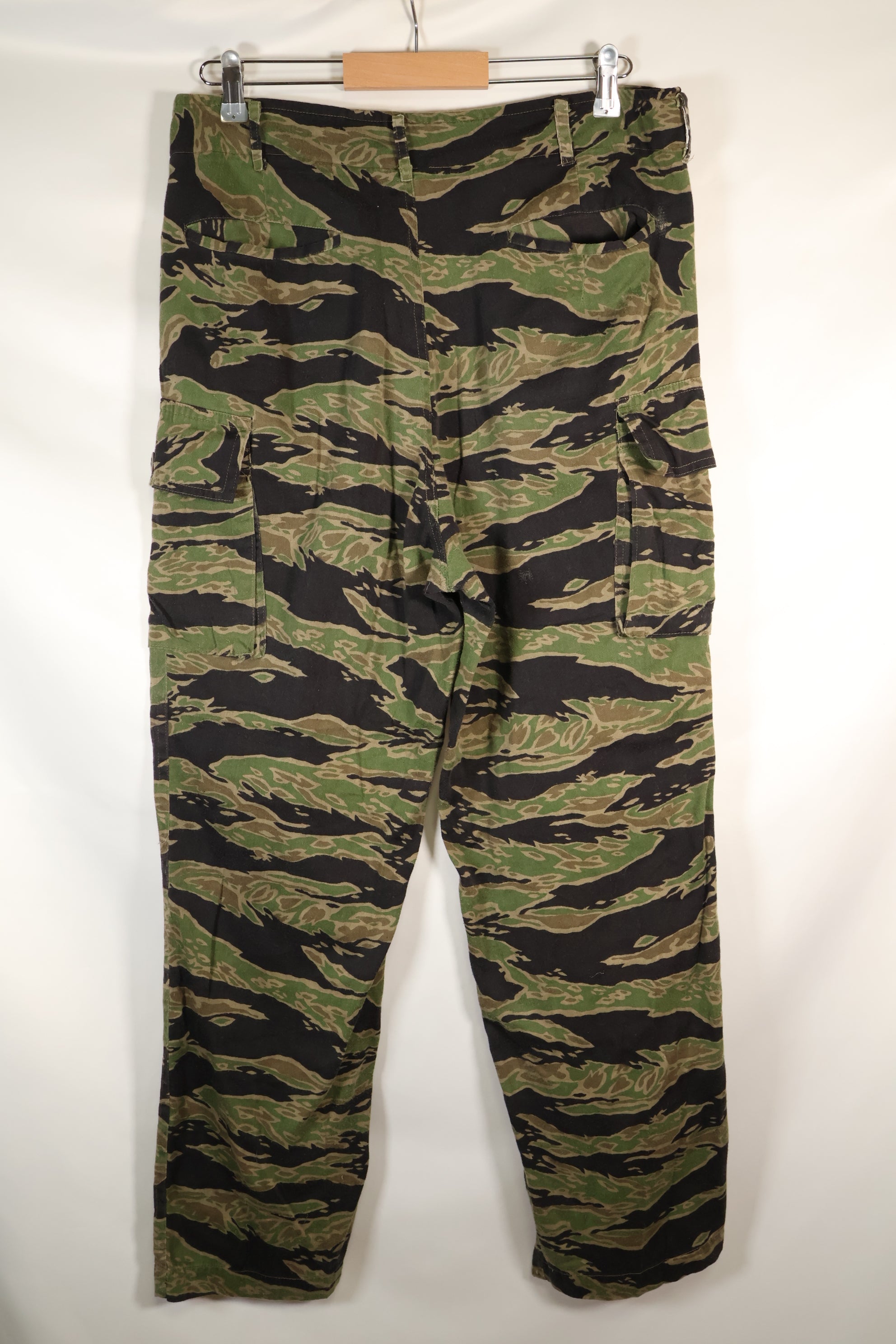 20 世纪 60-70 年代泰勒晚期战争虎纹大号长裤，二手。