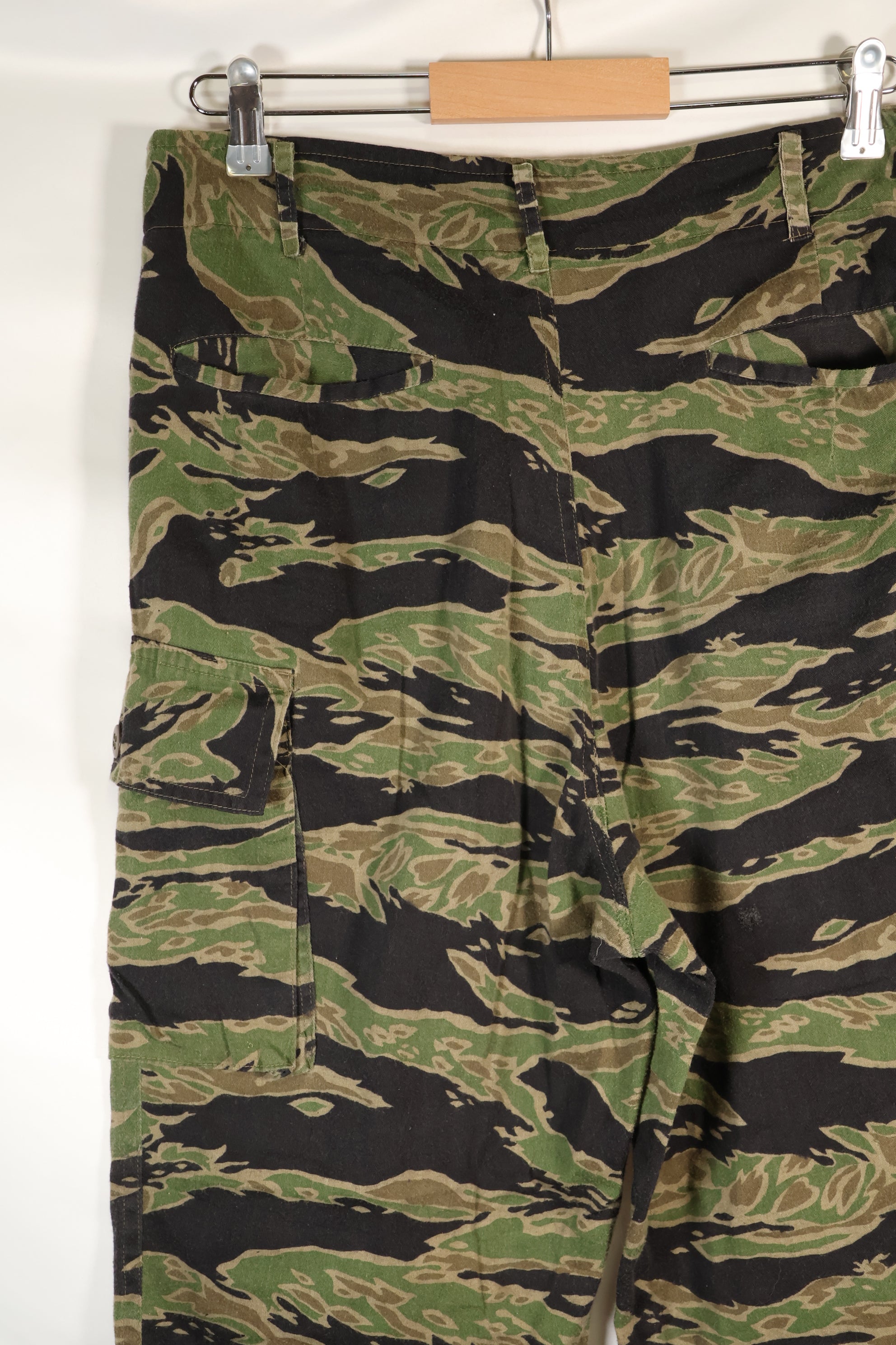 20 世纪 60-70 年代泰勒晚期战争虎纹大号长裤，二手。