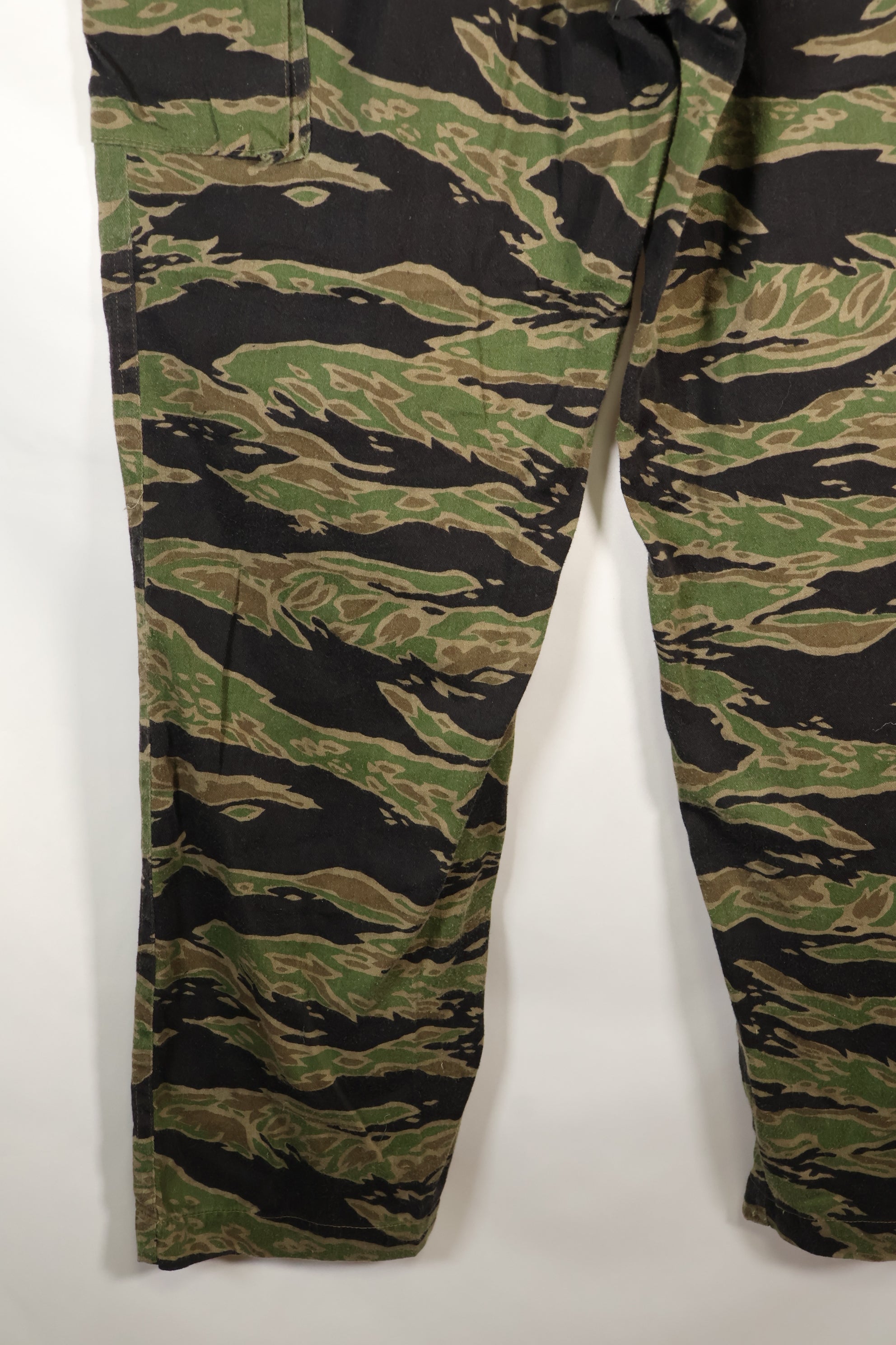 20 世纪 60-70 年代泰勒晚期战争虎纹大号长裤，二手。