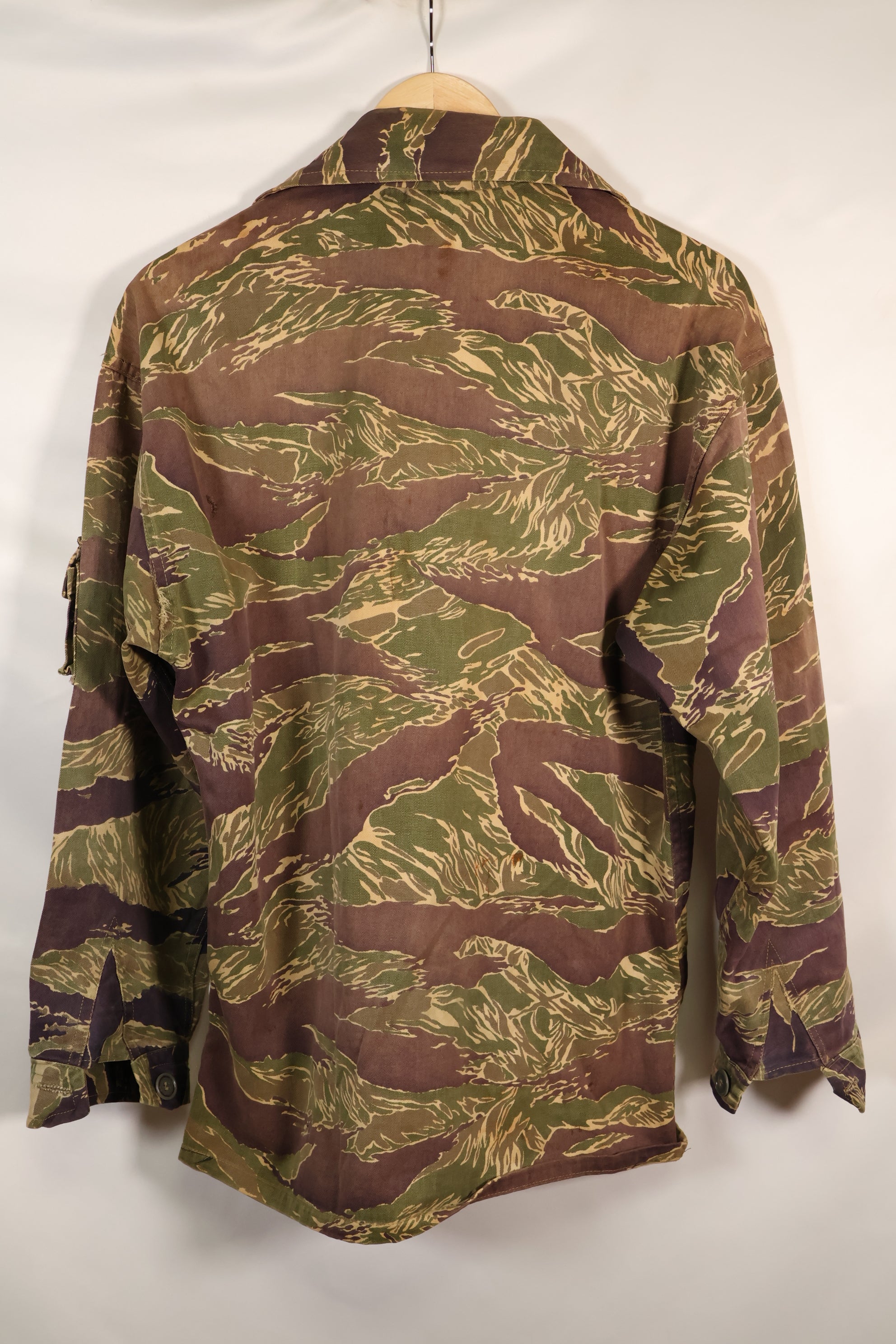 Mid 1960s US cut LARGE Okinawa Tiger Tiger striped shirt, faded, used.