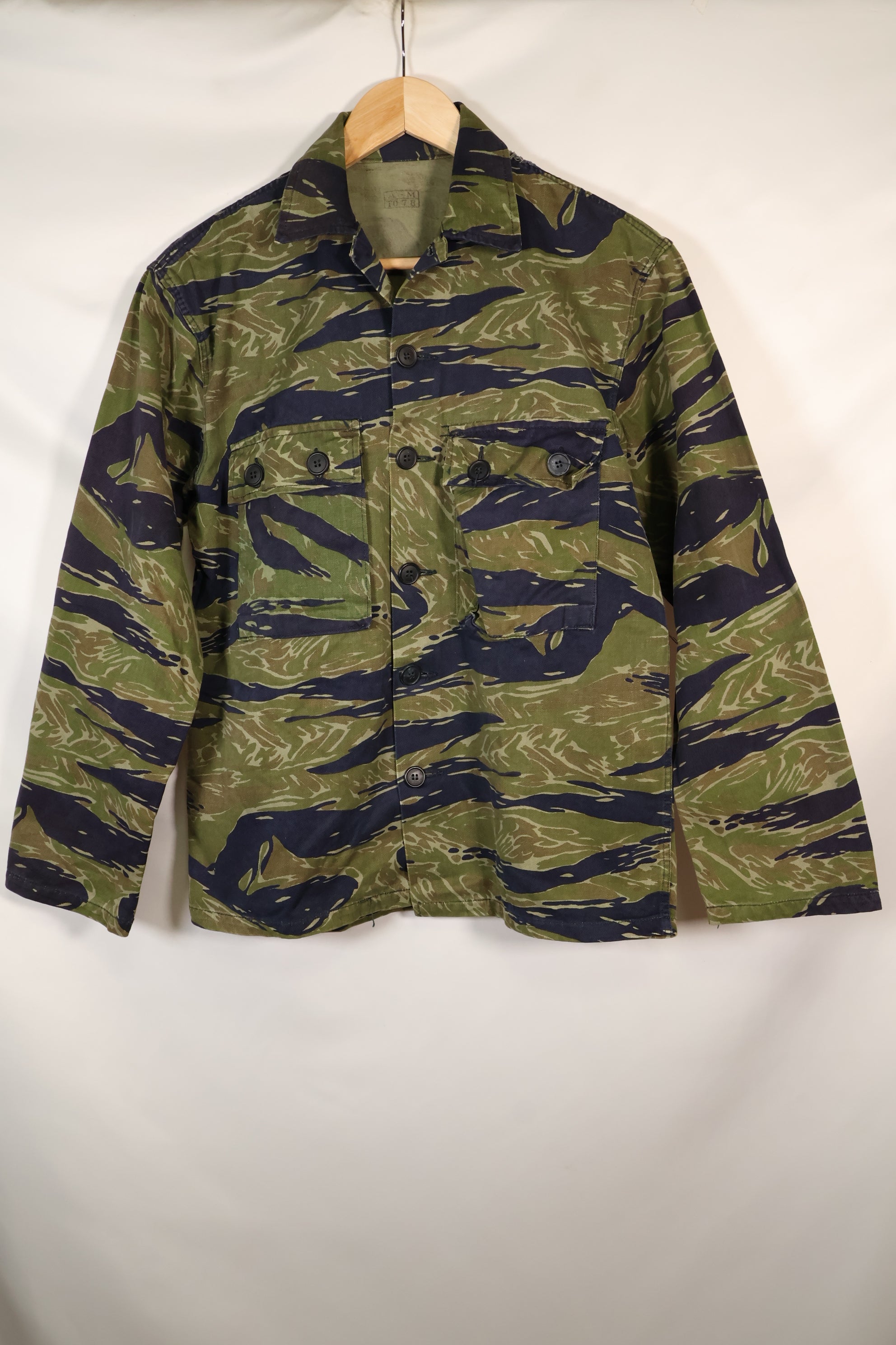 20 世纪 70 年代早期 A-M TO-78 银虎变体虎纹衬衫，二手。