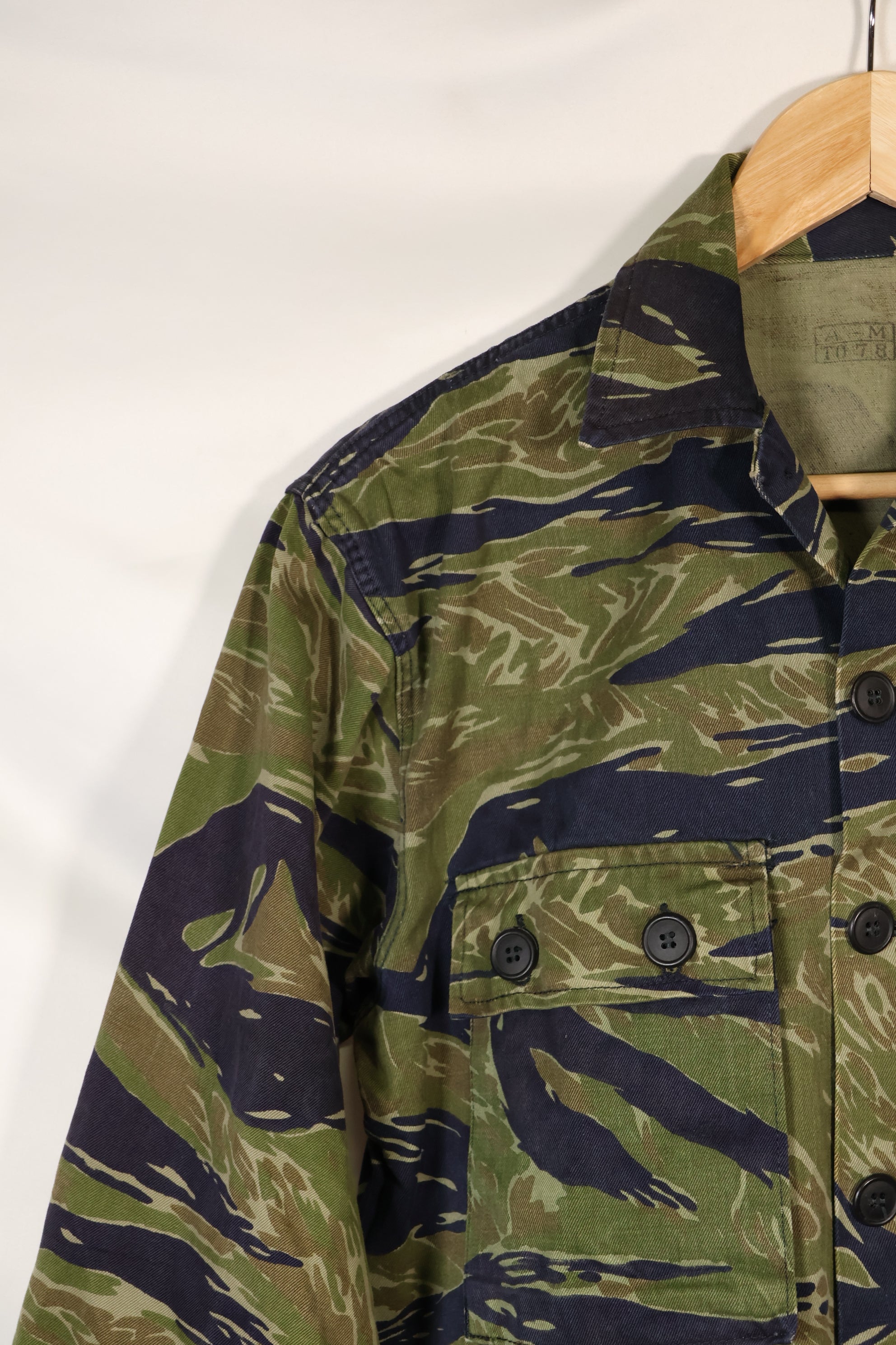 20 世纪 70 年代早期 A-M TO-78 银虎变体虎纹衬衫，二手。