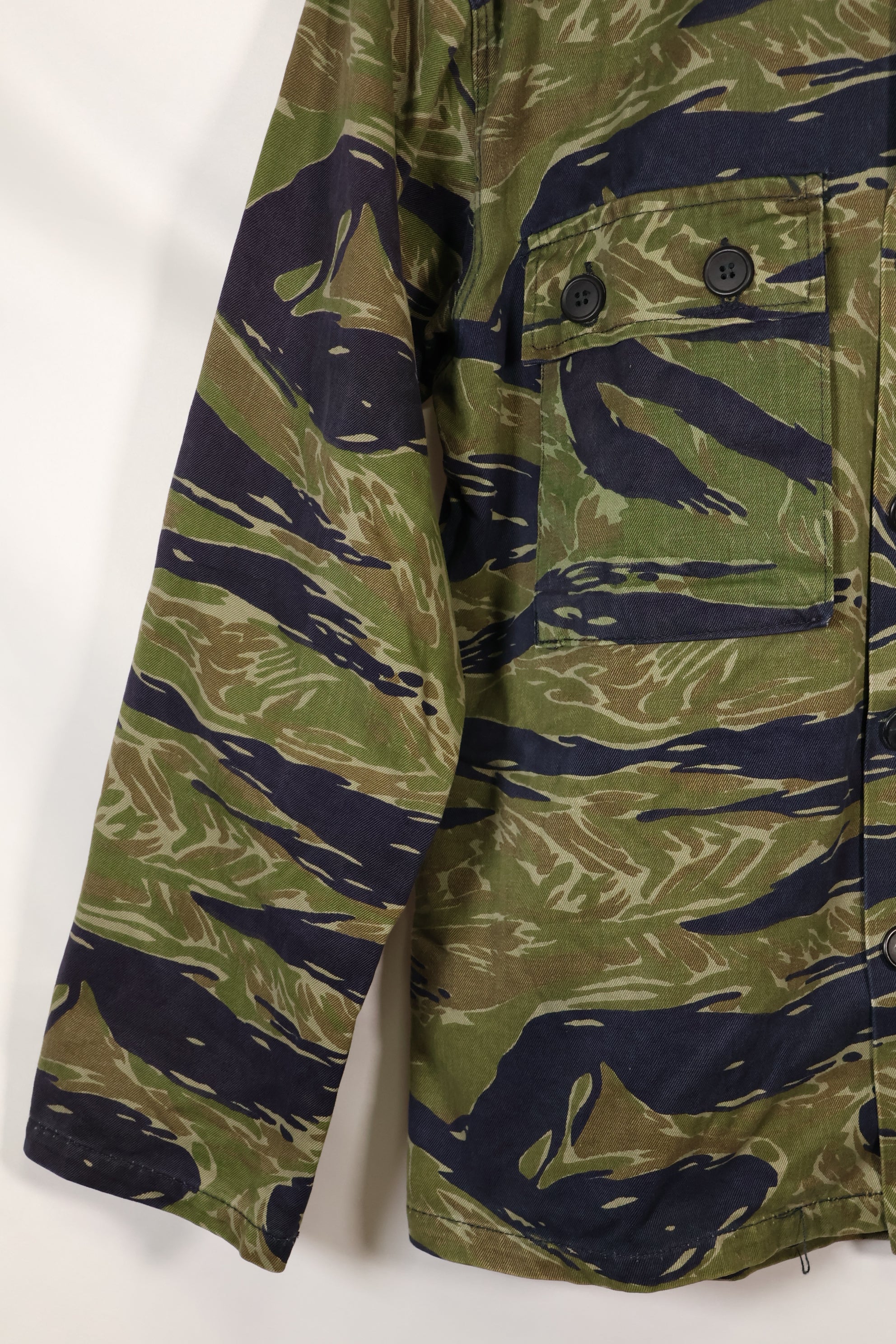 20 世纪 70 年代早期 A-M TO-78 银虎变体虎纹衬衫，二手。