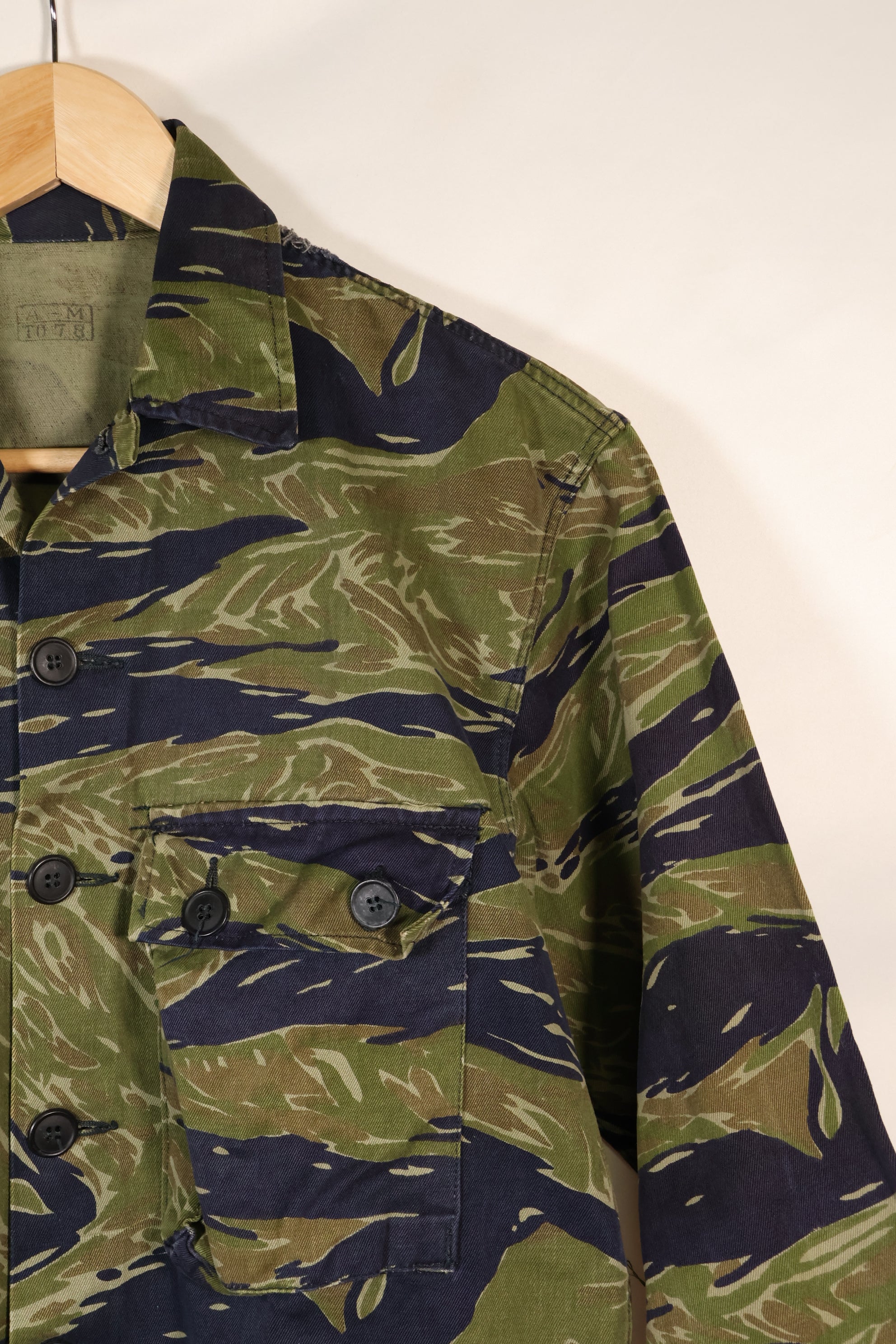 20 世纪 70 年代早期 A-M TO-78 银虎变体虎纹衬衫，二手。