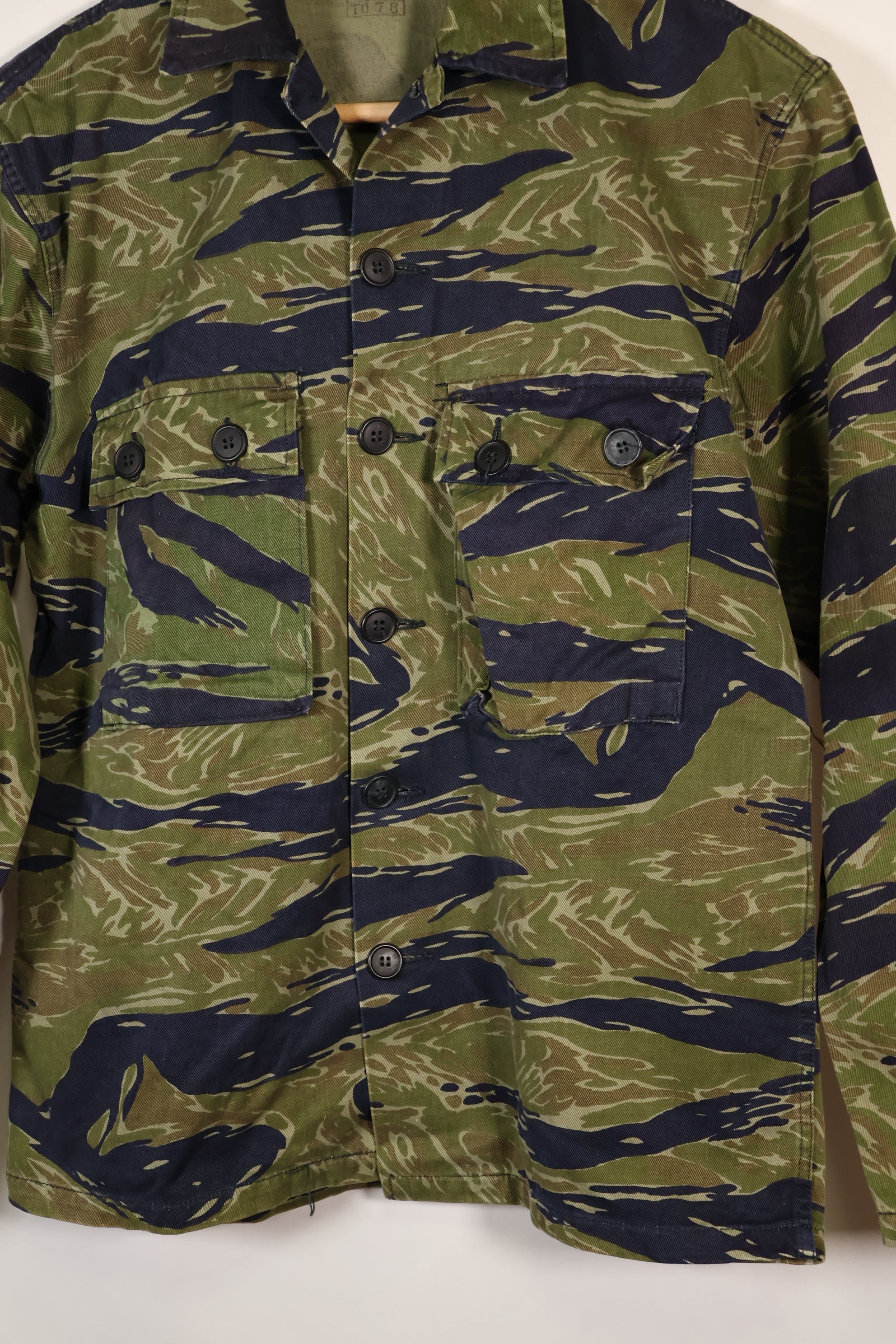 20 世纪 70 年代早期 A-M TO-78 银虎变体虎纹衬衫，二手。
