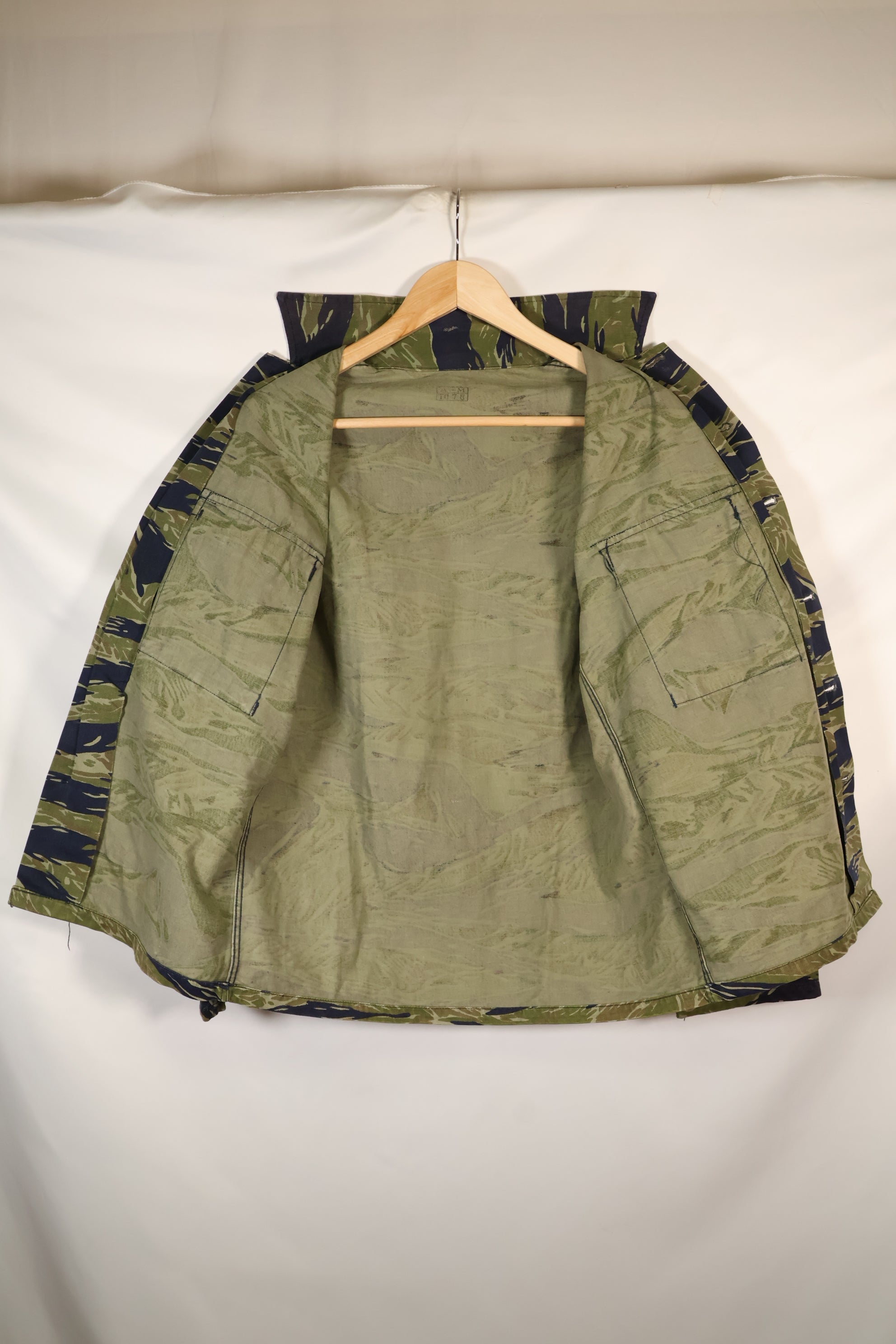 20 世纪 70 年代早期 A-M TO-78 银虎变体虎纹衬衫，二手。