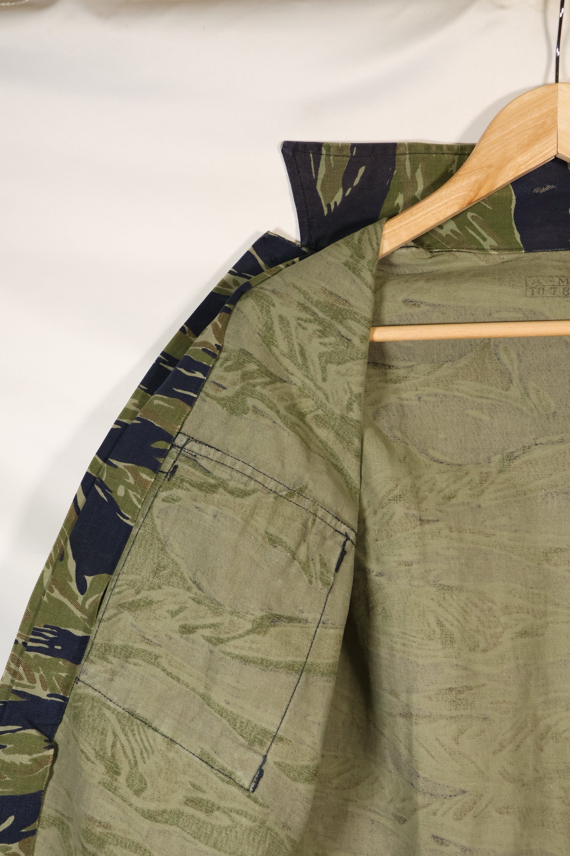 20 世纪 70 年代早期 A-M TO-78 银虎变体虎纹衬衫，二手。