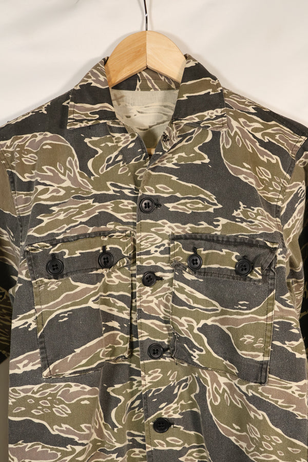 20 世纪 70 年代早期战争后期图案虎纹厚棉布衬衫，褪色，使用过。