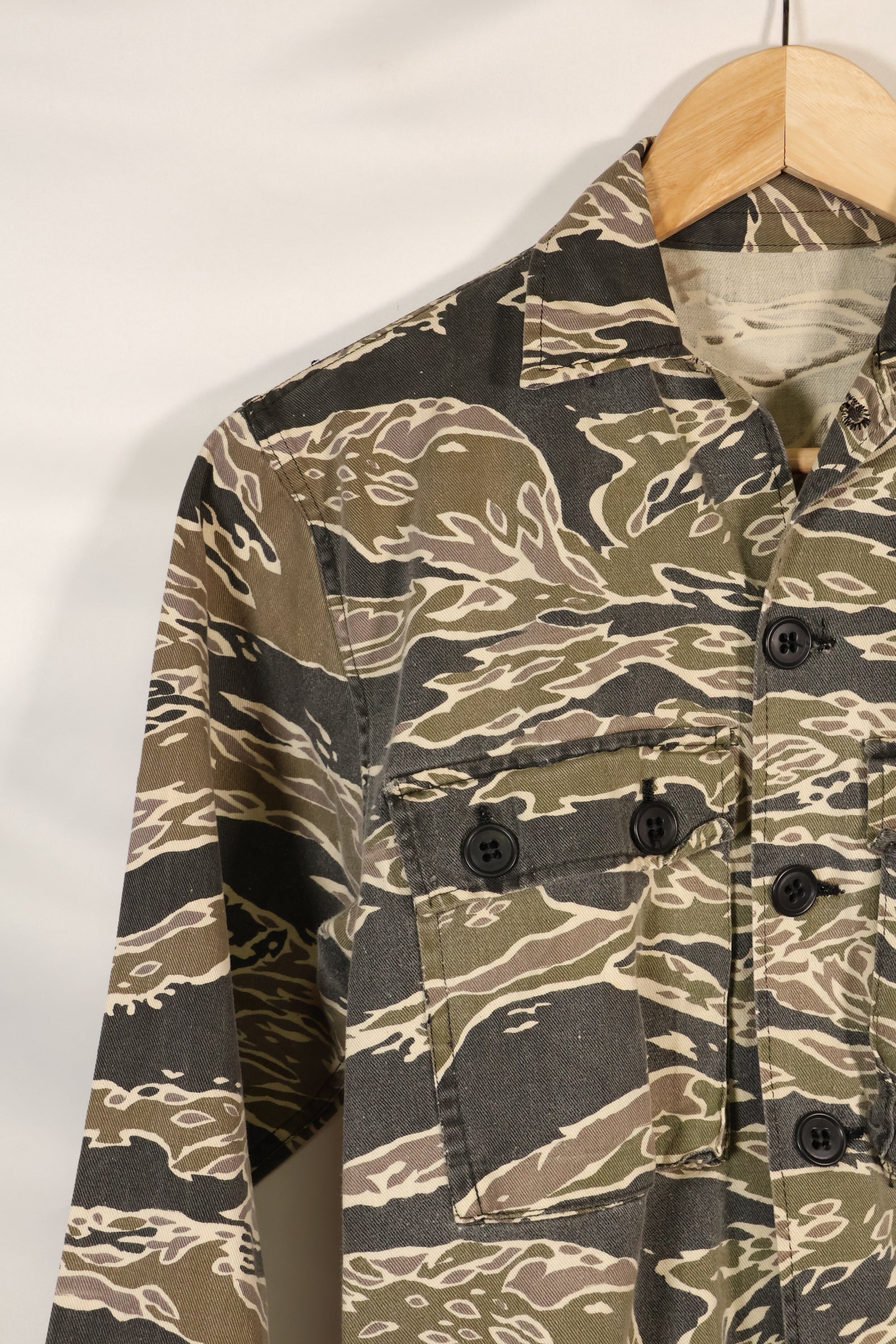 20 世纪 70 年代早期战争后期图案虎纹厚棉布衬衫，褪色，使用过。