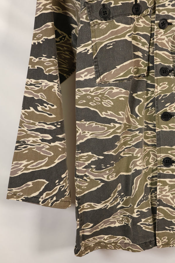 20 世纪 70 年代早期战争后期图案虎纹厚棉布衬衫，褪色，使用过。