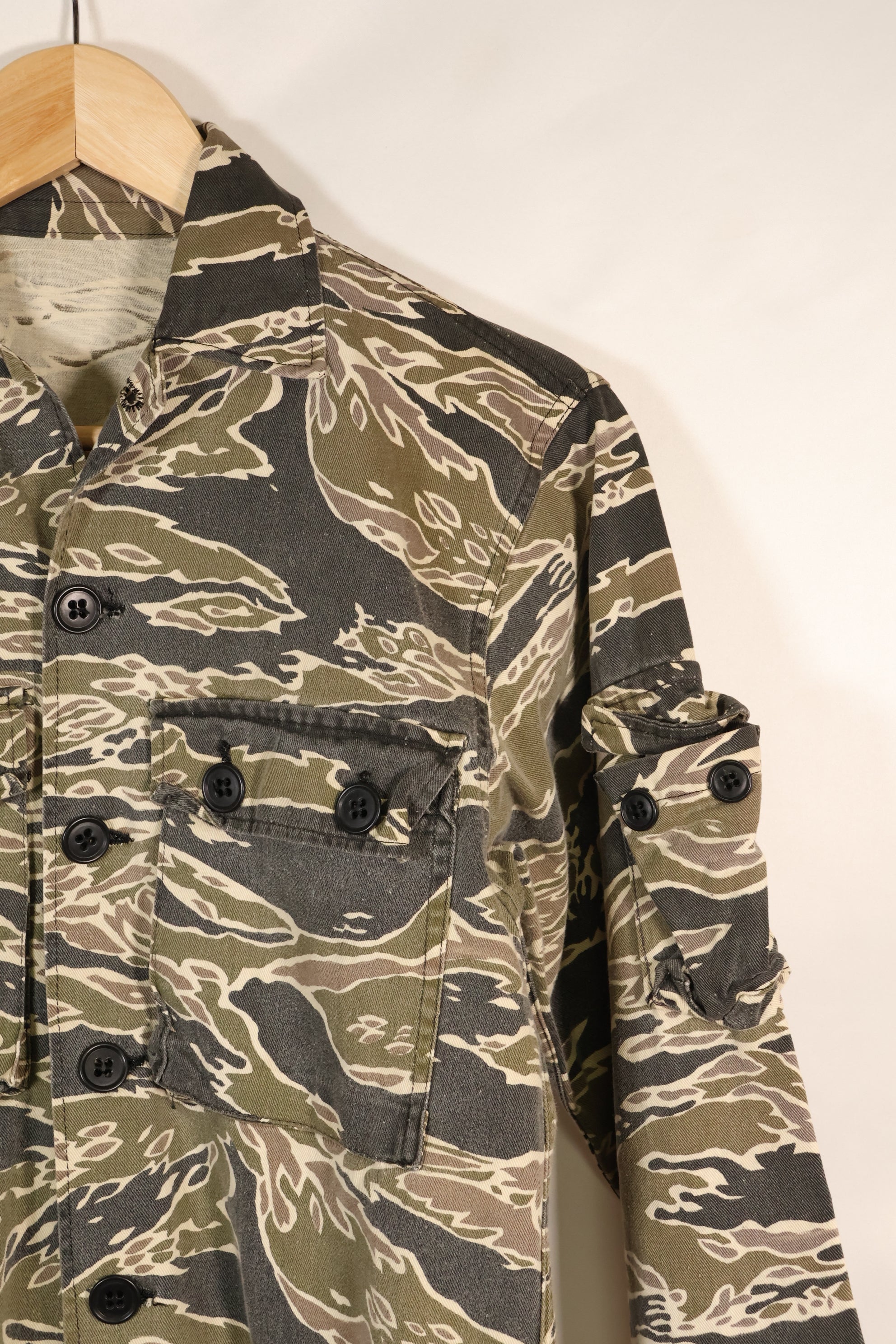 20 世纪 70 年代早期战争后期图案虎纹厚棉布衬衫，褪色，使用过。