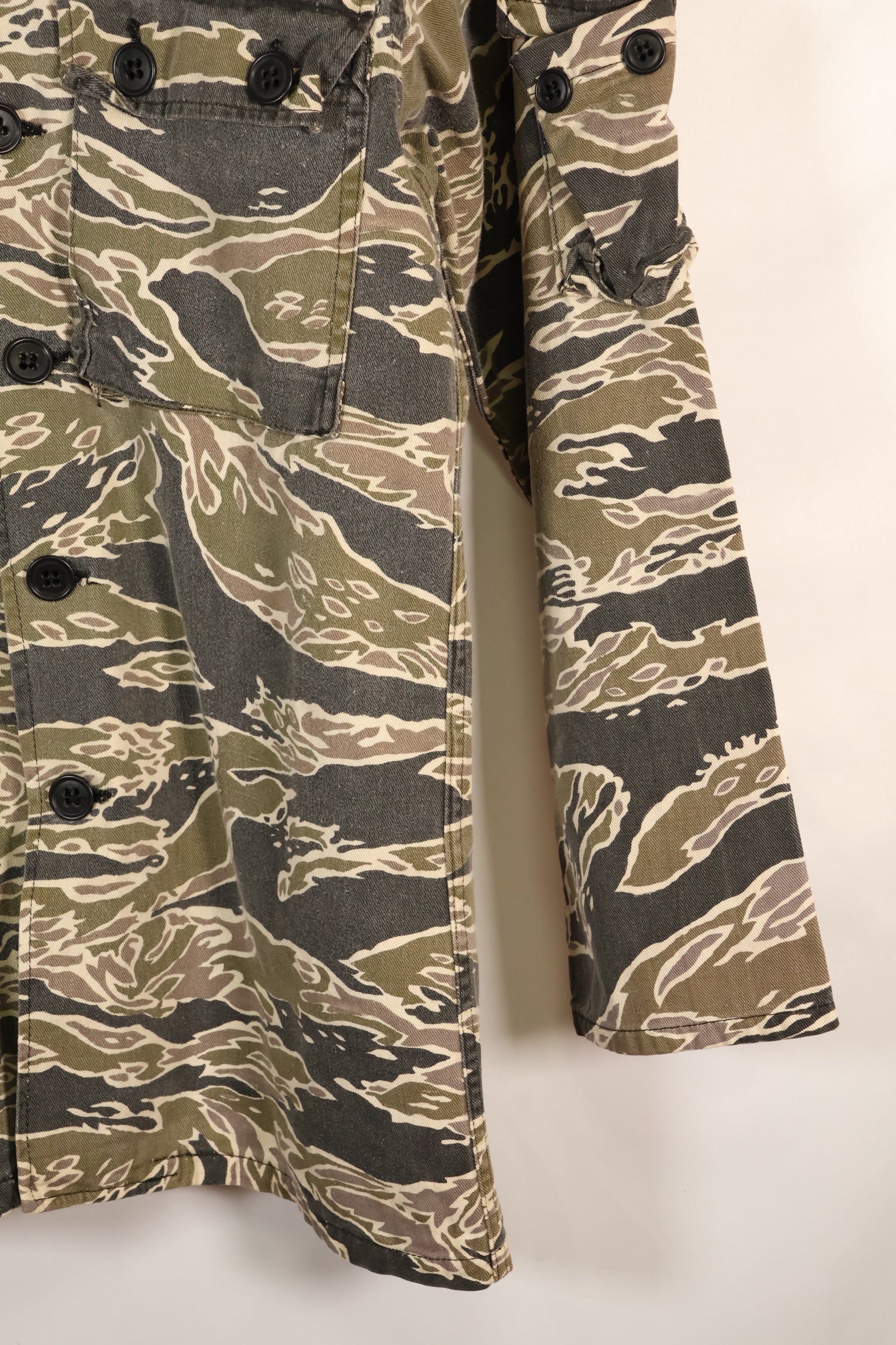 20 世纪 70 年代早期战争后期图案虎纹厚棉布衬衫，褪色，使用过。