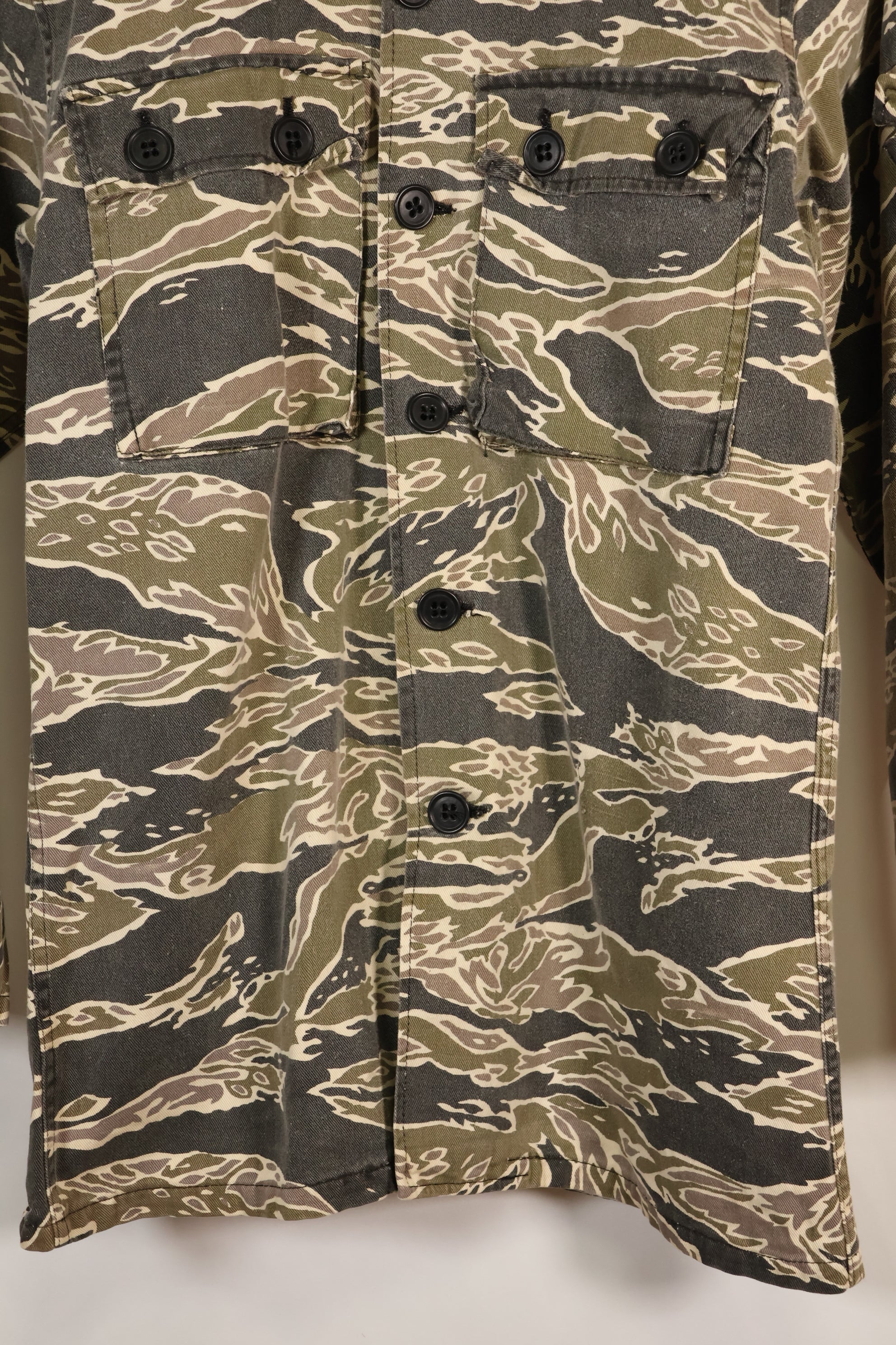 20 世纪 70 年代早期战争后期图案虎纹厚棉布衬衫，褪色，使用过。