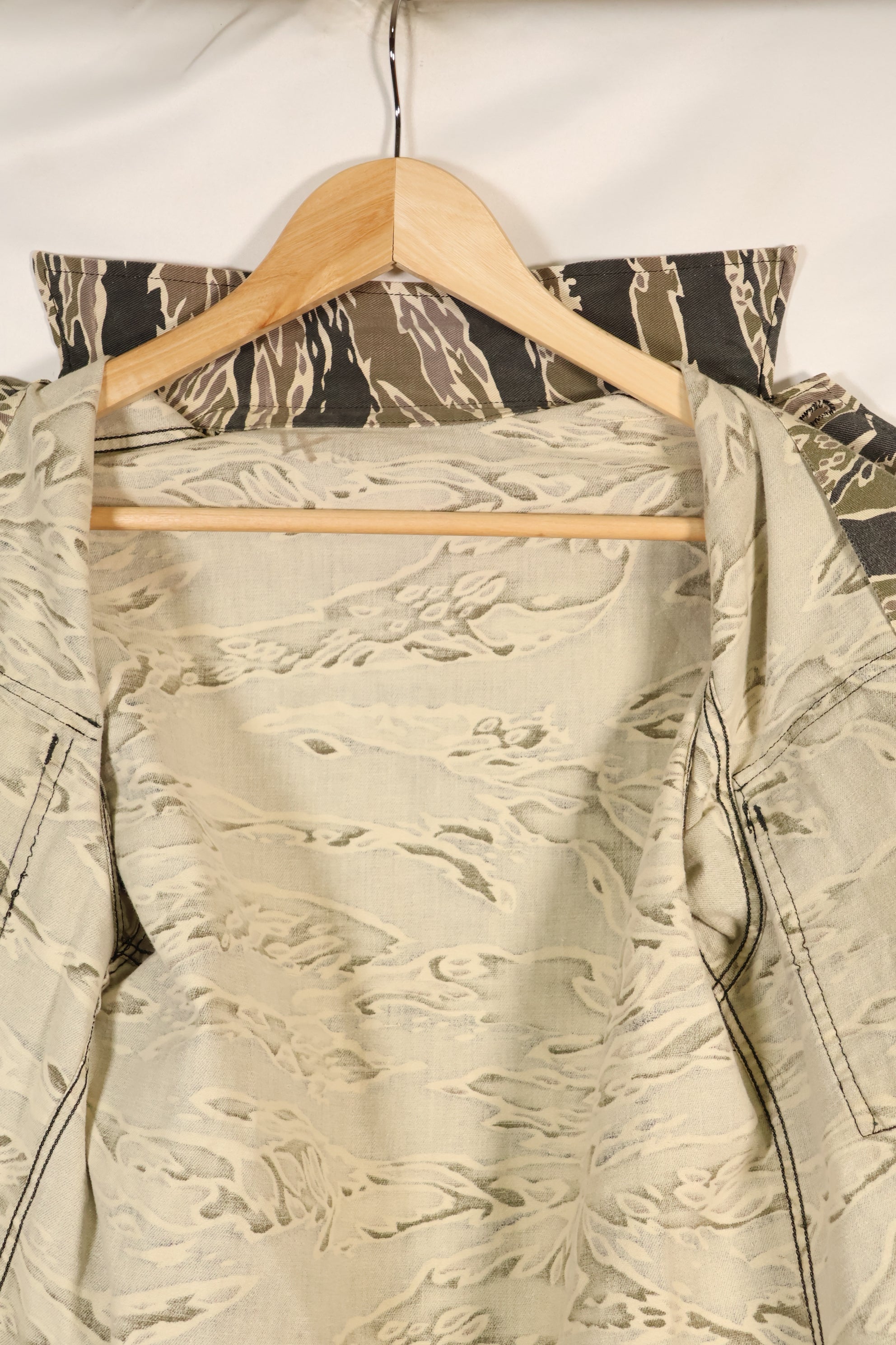 20 世纪 70 年代早期战争后期图案虎纹厚棉布衬衫，褪色，使用过。