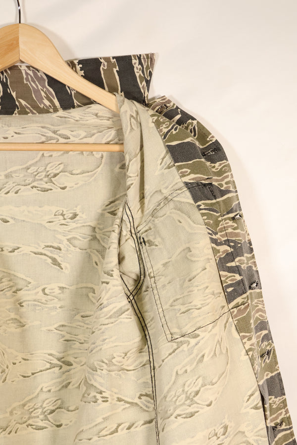 20 世纪 70 年代早期战争后期图案虎纹厚棉布衬衫，褪色，使用过。