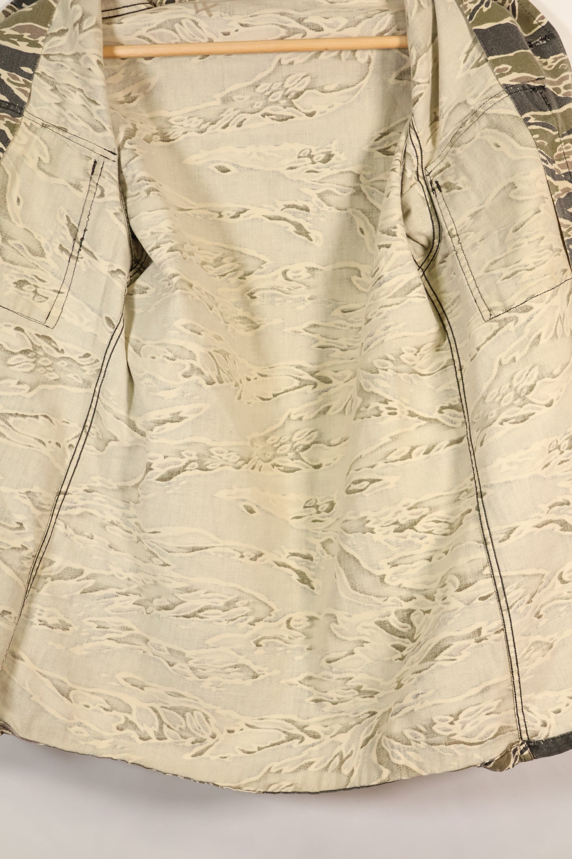 20 世纪 70 年代早期战争后期图案虎纹厚棉布衬衫，褪色，使用过。