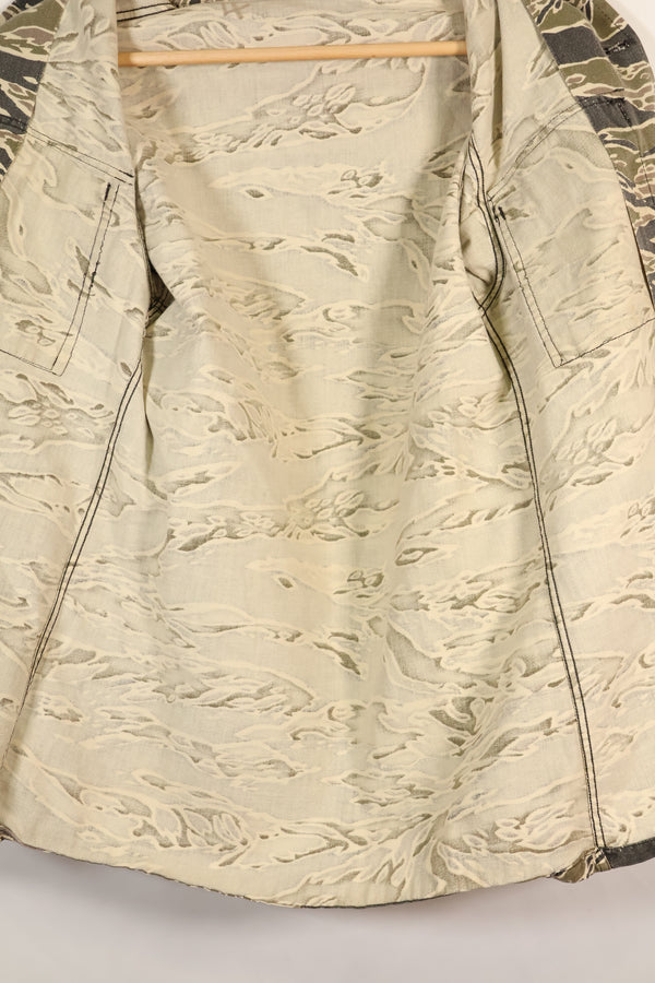 20 世纪 70 年代早期战争后期图案虎纹厚棉布衬衫，褪色，使用过。