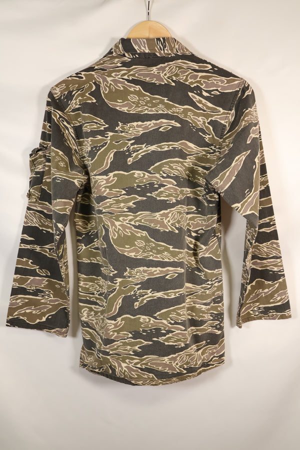 20 世纪 70 年代早期战争后期图案虎纹厚棉布衬衫，褪色，使用过。