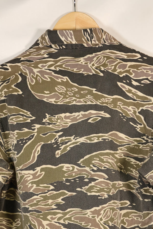 20 世纪 70 年代早期战争后期图案虎纹厚棉布衬衫，褪色，使用过。