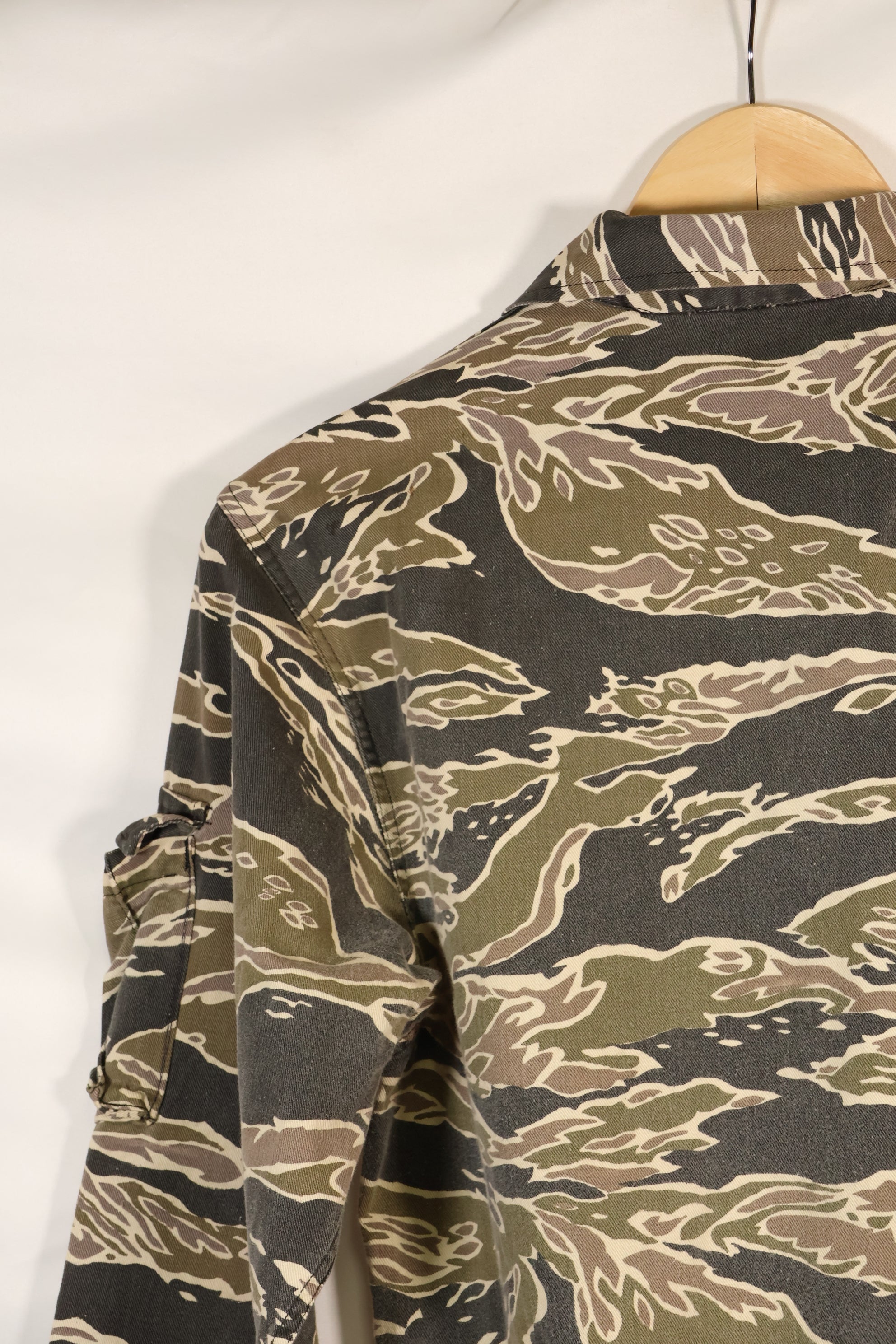 20 世纪 70 年代早期战争后期图案虎纹厚棉布衬衫，褪色，使用过。