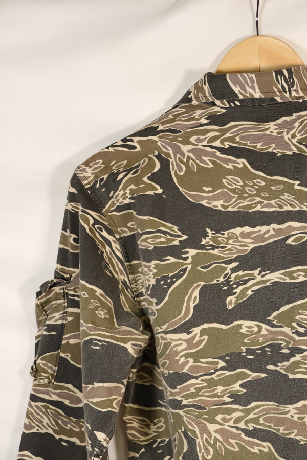 20 世纪 70 年代早期战争后期图案虎纹厚棉布衬衫，褪色，使用过。