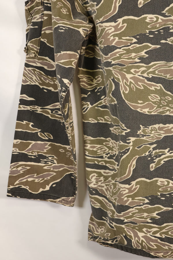 20 世纪 70 年代早期战争后期图案虎纹厚棉布衬衫，褪色，使用过。