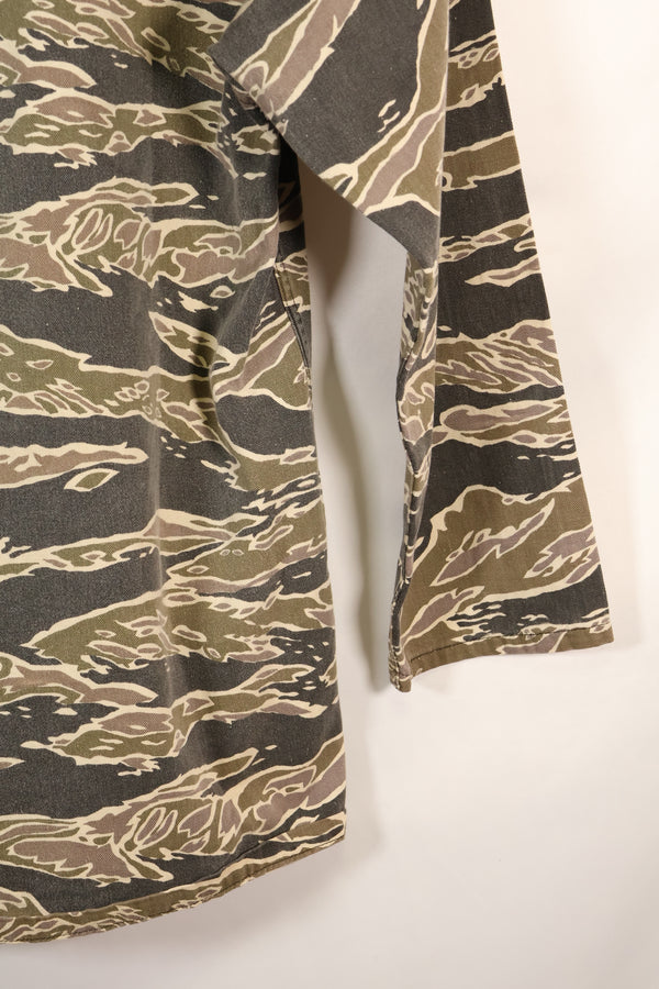 20 世纪 70 年代早期战争后期图案虎纹厚棉布衬衫，褪色，使用过。