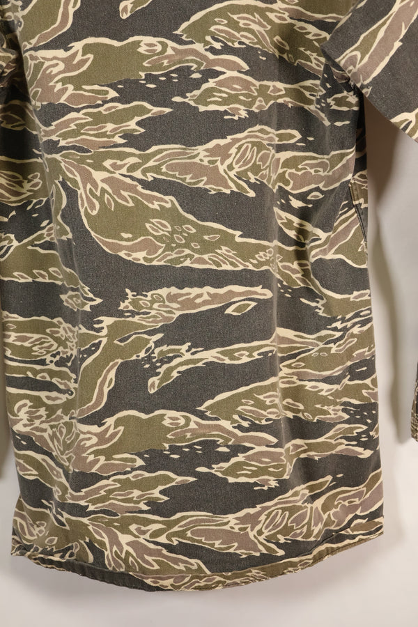 20 世纪 70 年代早期战争后期图案虎纹厚棉布衬衫，褪色，使用过。