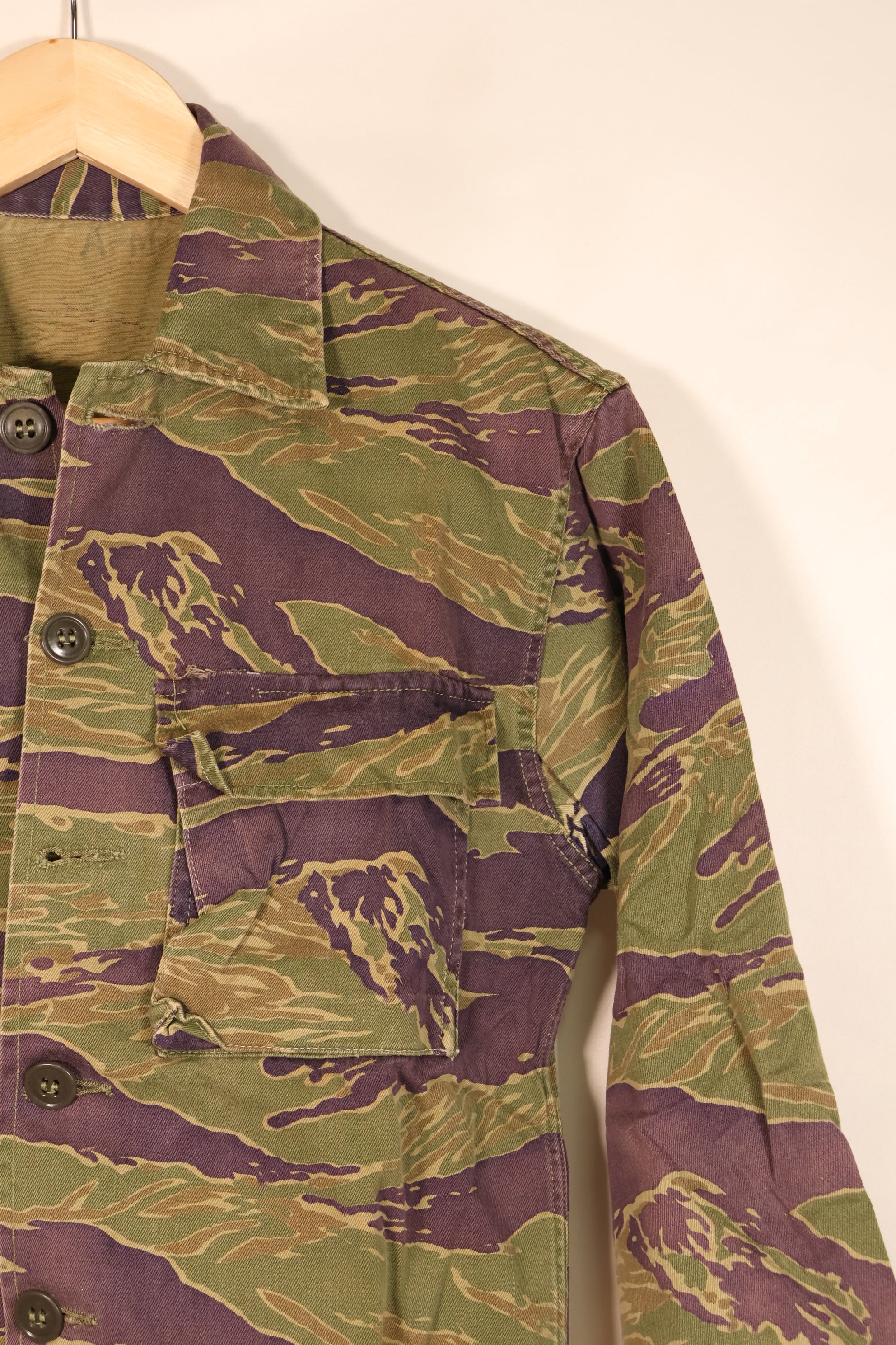 1960年代後半　A-M　ゴールドタイガー派生系　タイガーストライプ　Asian カット　シャツ　中古品
