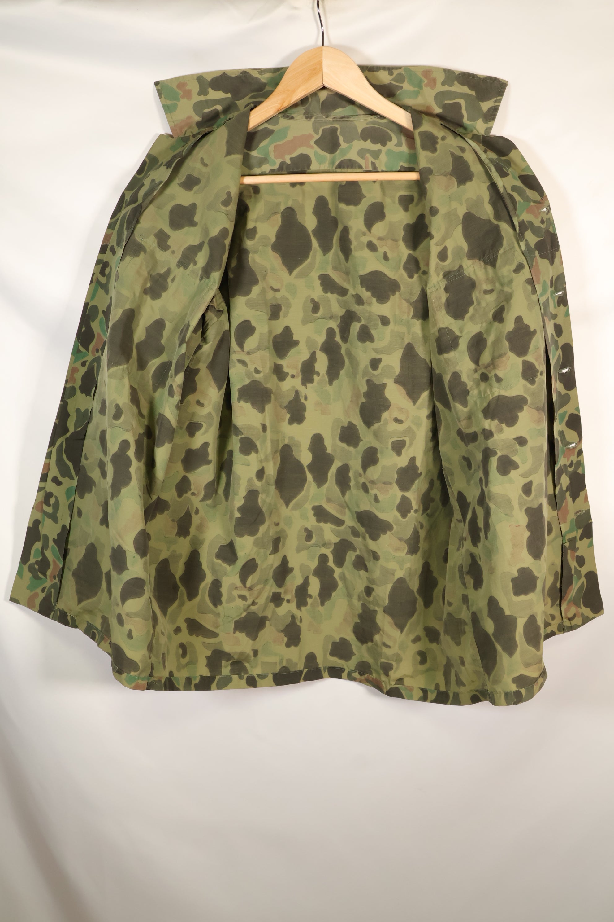 约 20 世纪 70 年代韩国军队，蛙皮迷彩，尼龙织物，当地制造的衬衫，使用过。