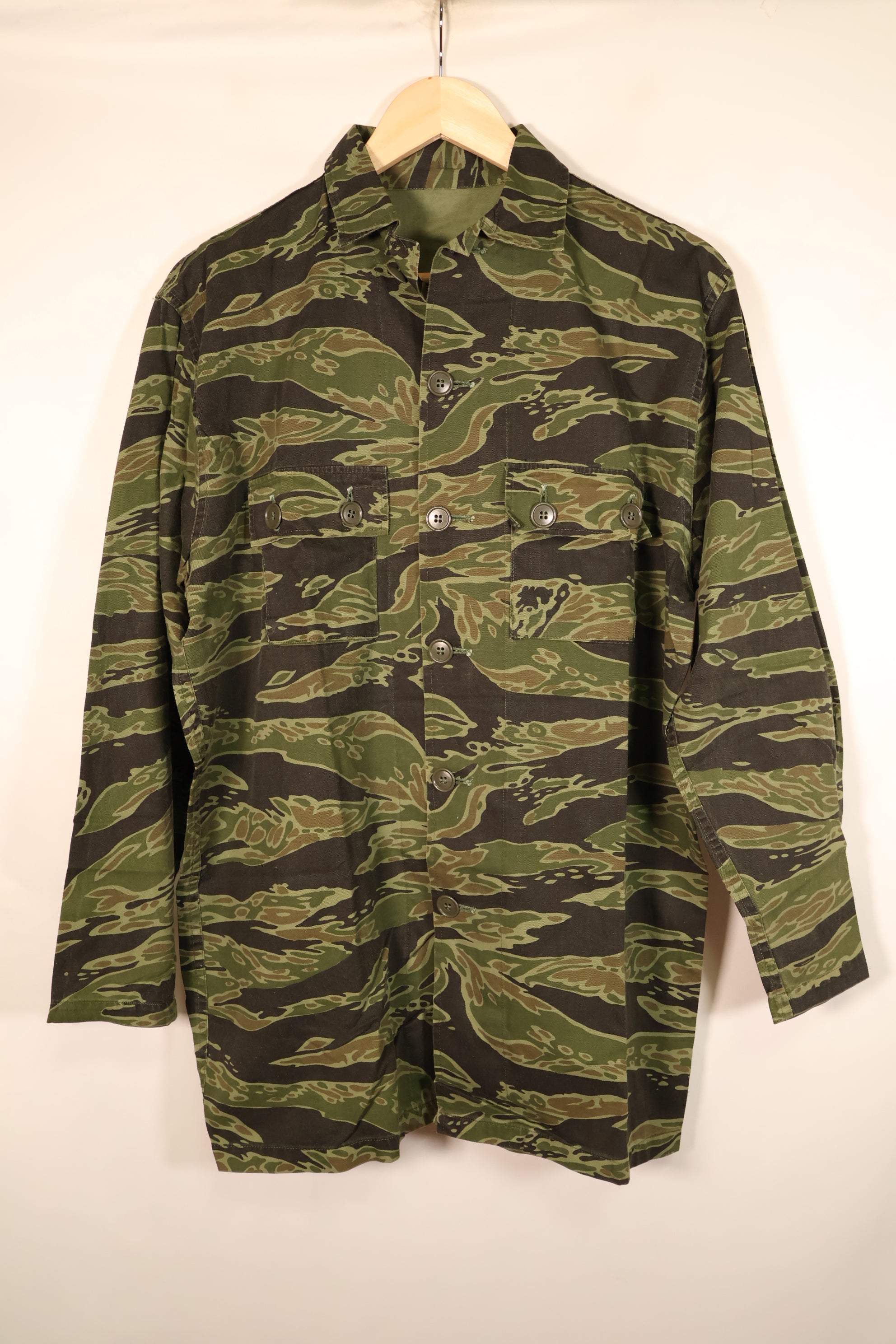 1960年代後半　Mサイズ　レイトウォーライトウェイト　ダークカラー　タイガーストライプ　シャツ　中古品