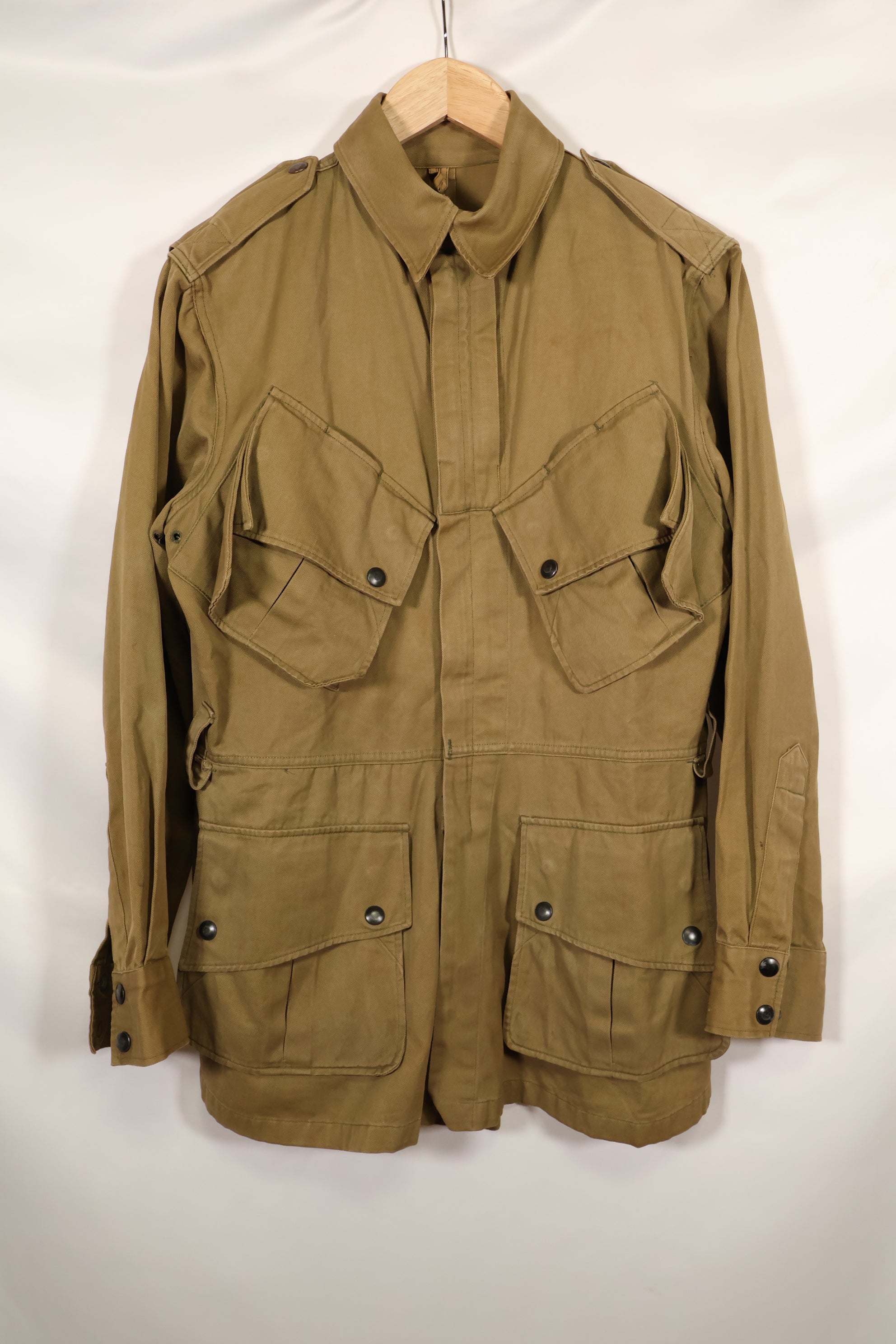 Real 1940s size 38 M1942 Airborne jump jacket, little soiling, belt missing, used.
