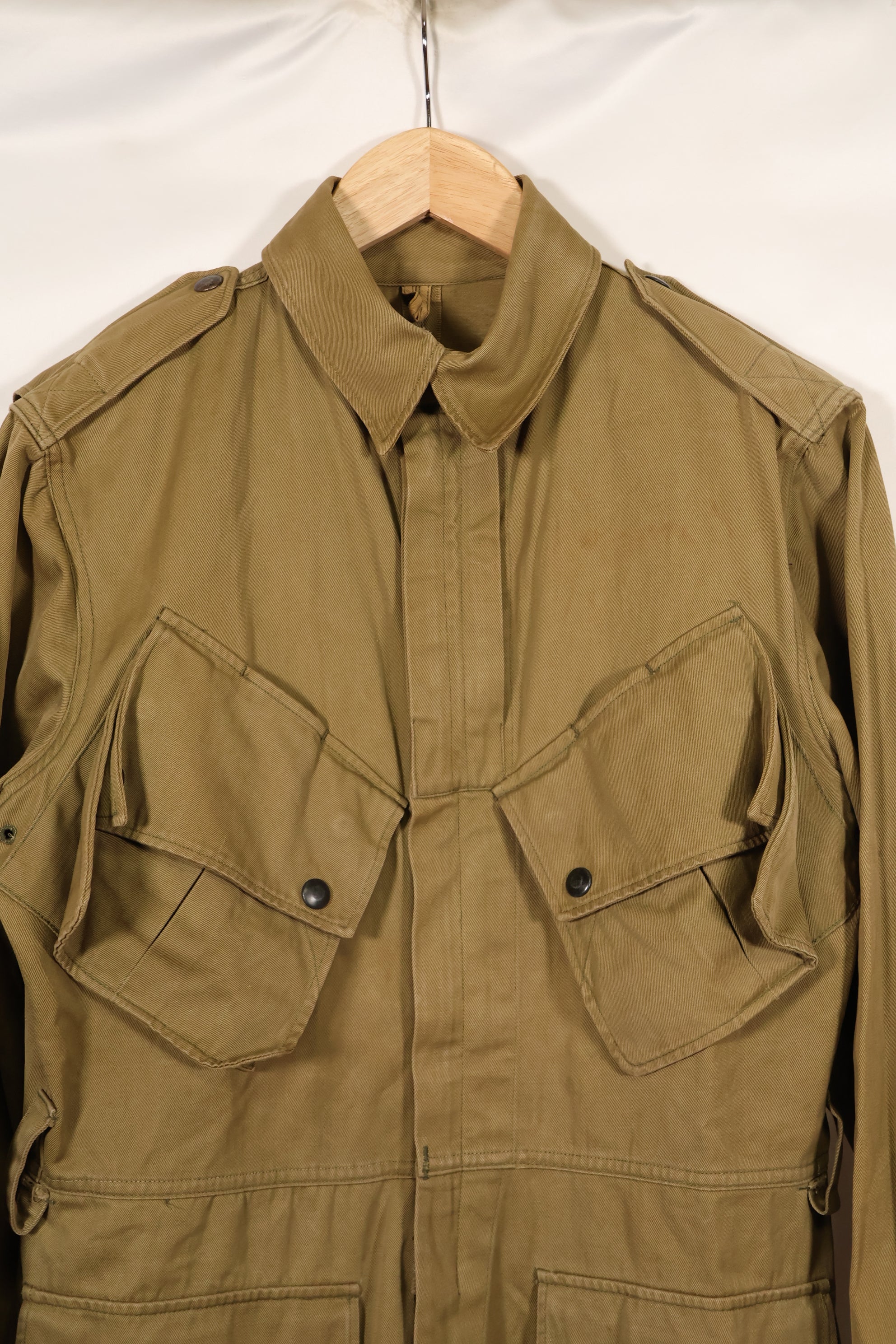 Real 1940s size 38 M1942 Airborne jump jacket, little soiling, belt missing, used.