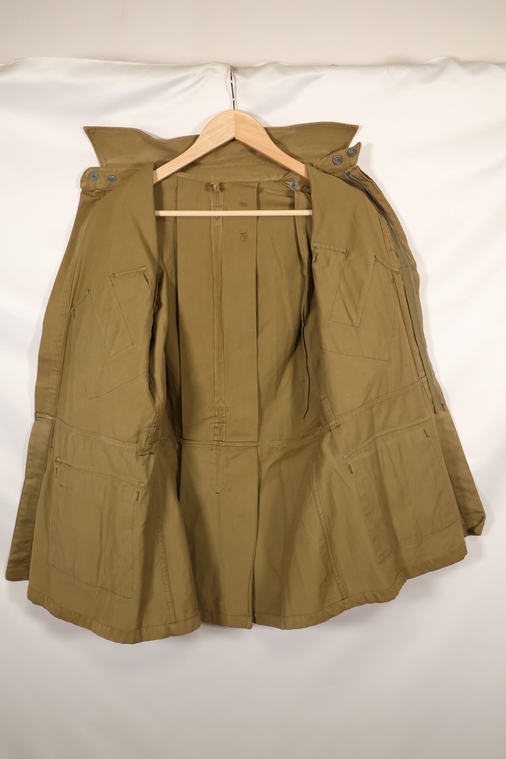 Real 1940s size 38 M1942 Airborne jump jacket, little soiling, belt missing, used.