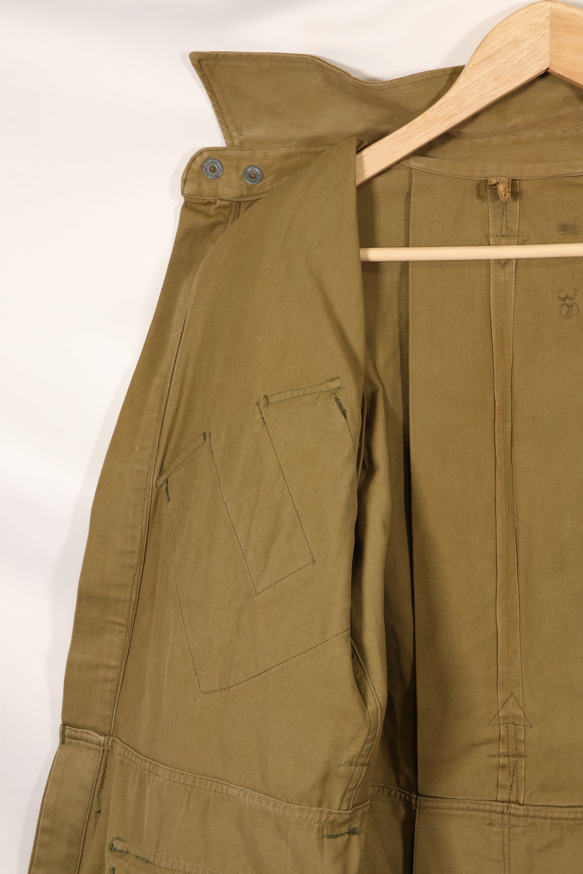 Real 1940s size 38 M1942 Airborne jump jacket, little soiling, belt missing, used.