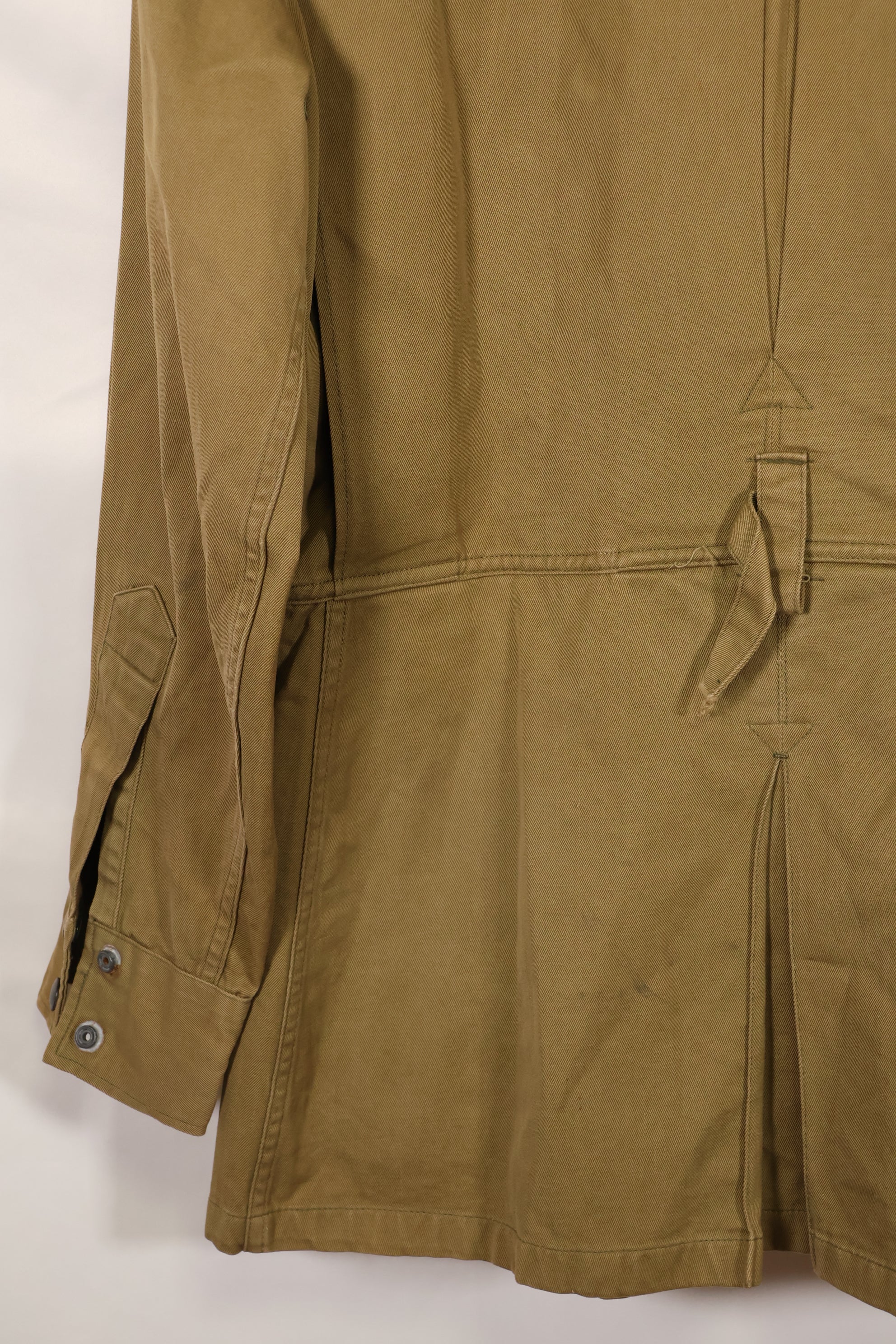 Real 1940s size 38 M1942 Airborne jump jacket, little soiling, belt missing, used.