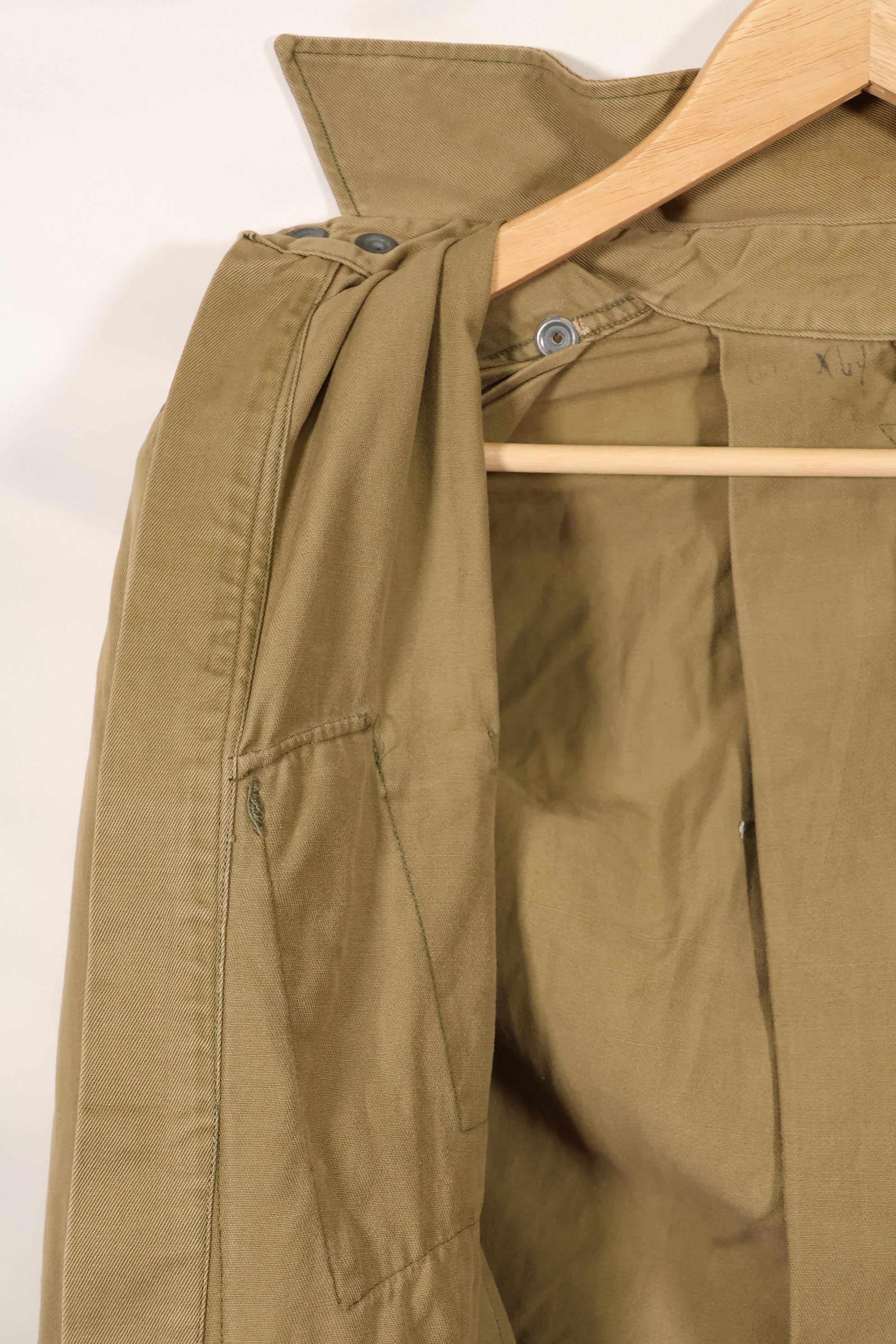 1940s estimated 38 M1942 Airborne jump jacket with button corrosion, good condition, used.